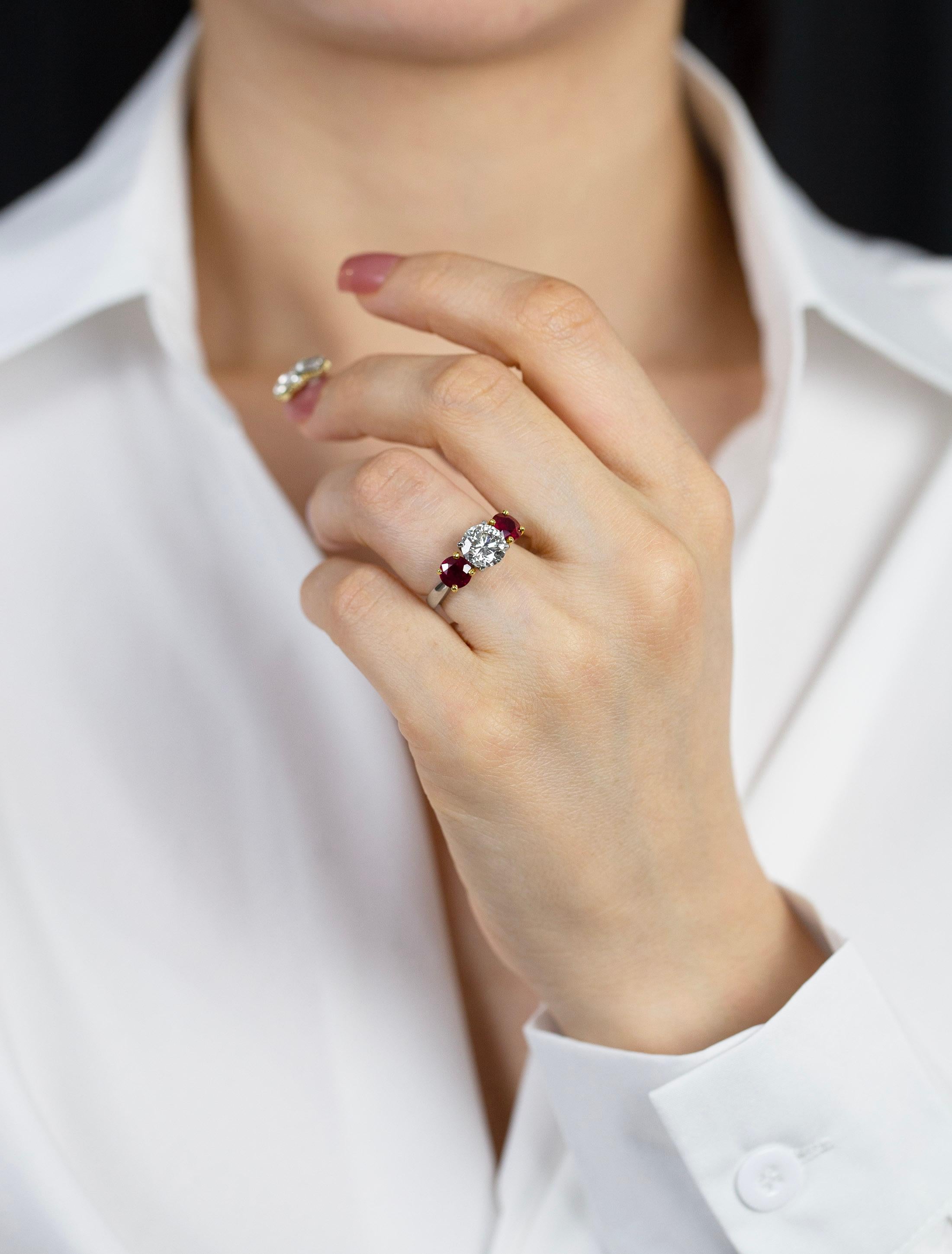 Contemporain Bague de fiançailles à trois pierres certifiée GIA, 2,04 carats, diamant taille ronde et rubis en vente