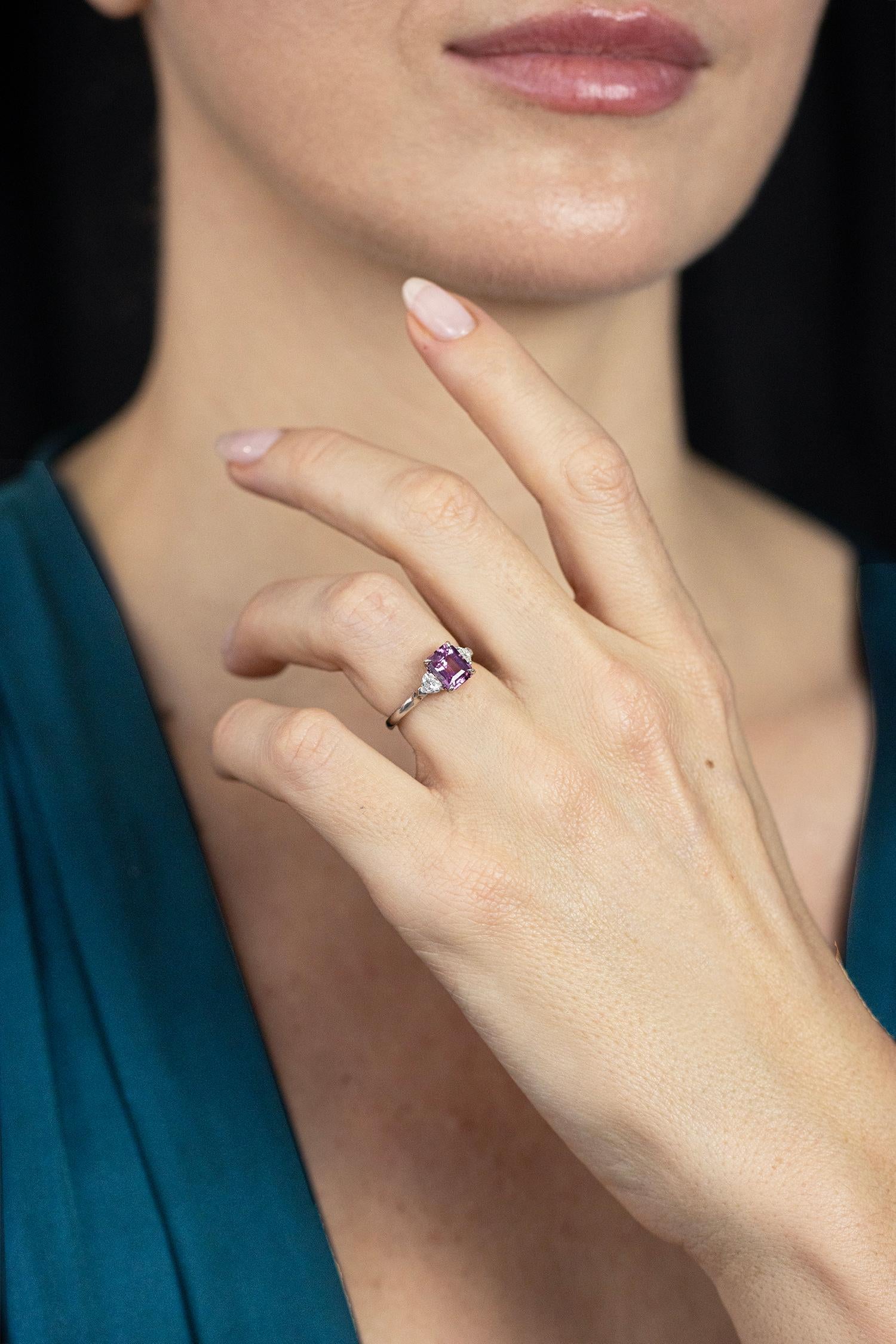 Bague à trois pierres certifiée GIA, saphir rose violet taille émeraude de 2,04 carats Neuf - En vente à New York, NY