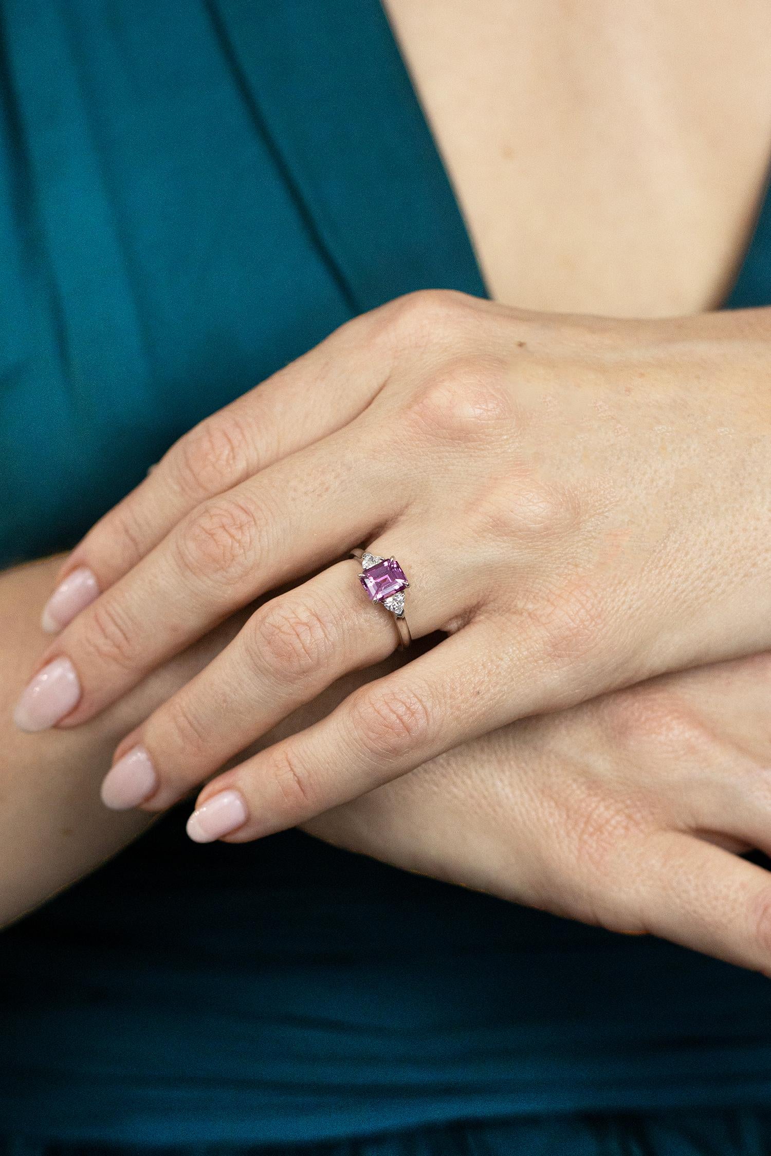 Bague à trois pierres certifiée GIA, saphir rose violet taille émeraude de 2,04 carats Pour femmes en vente
