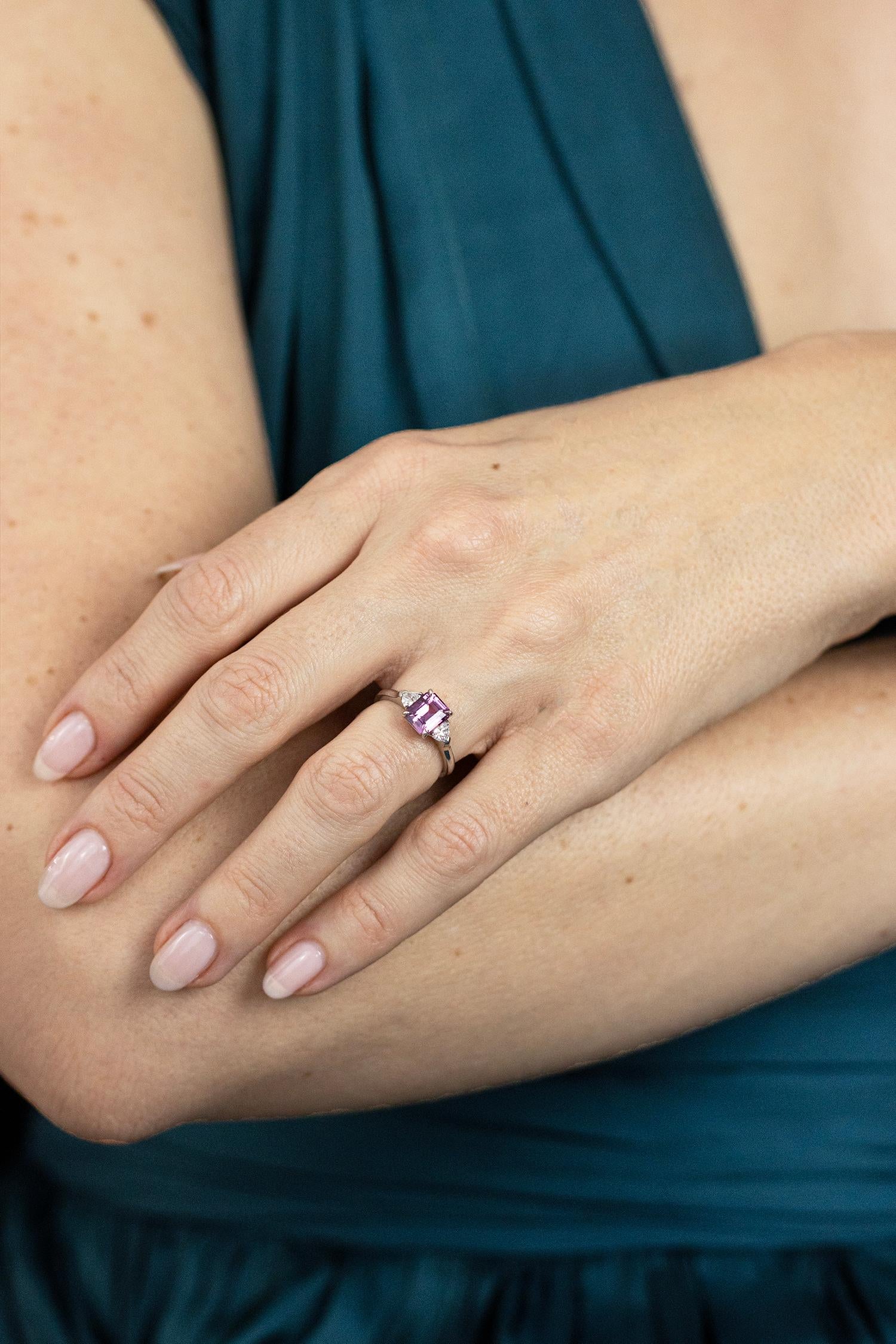 Bague à trois pierres certifiée GIA, saphir rose violet taille émeraude de 2,04 carats en vente 1