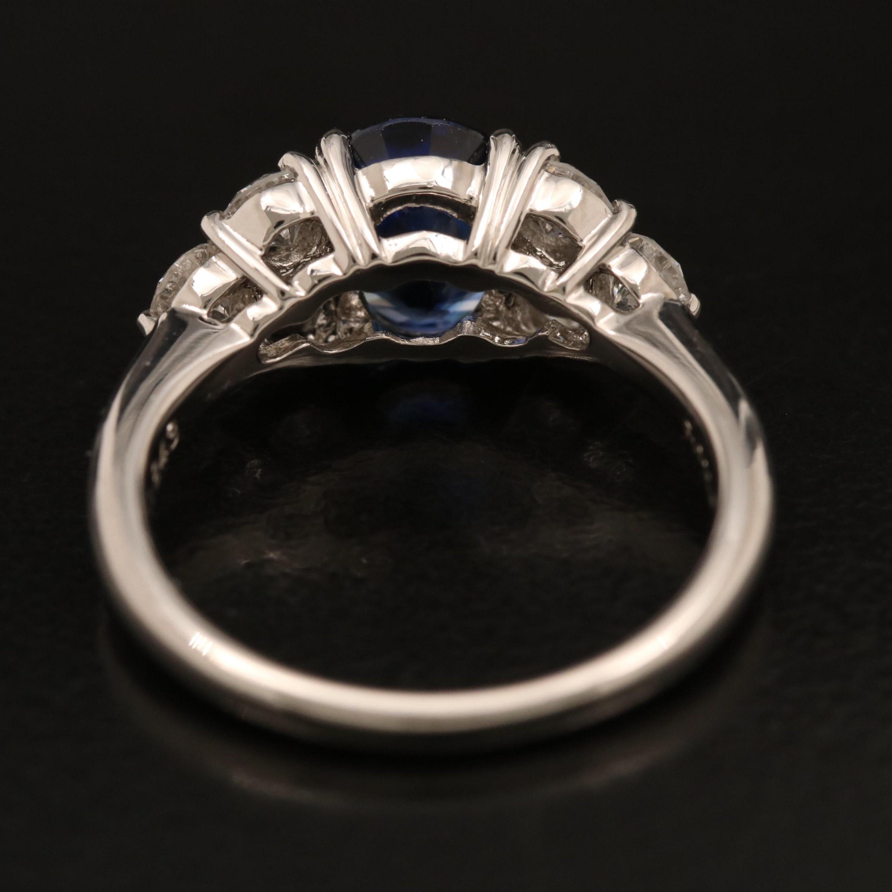 Im Angebot: Verlobungsring aus Weigold mit 2,04 Karat Madagascan-Saphir und Diamant im Ovalschliff () 3