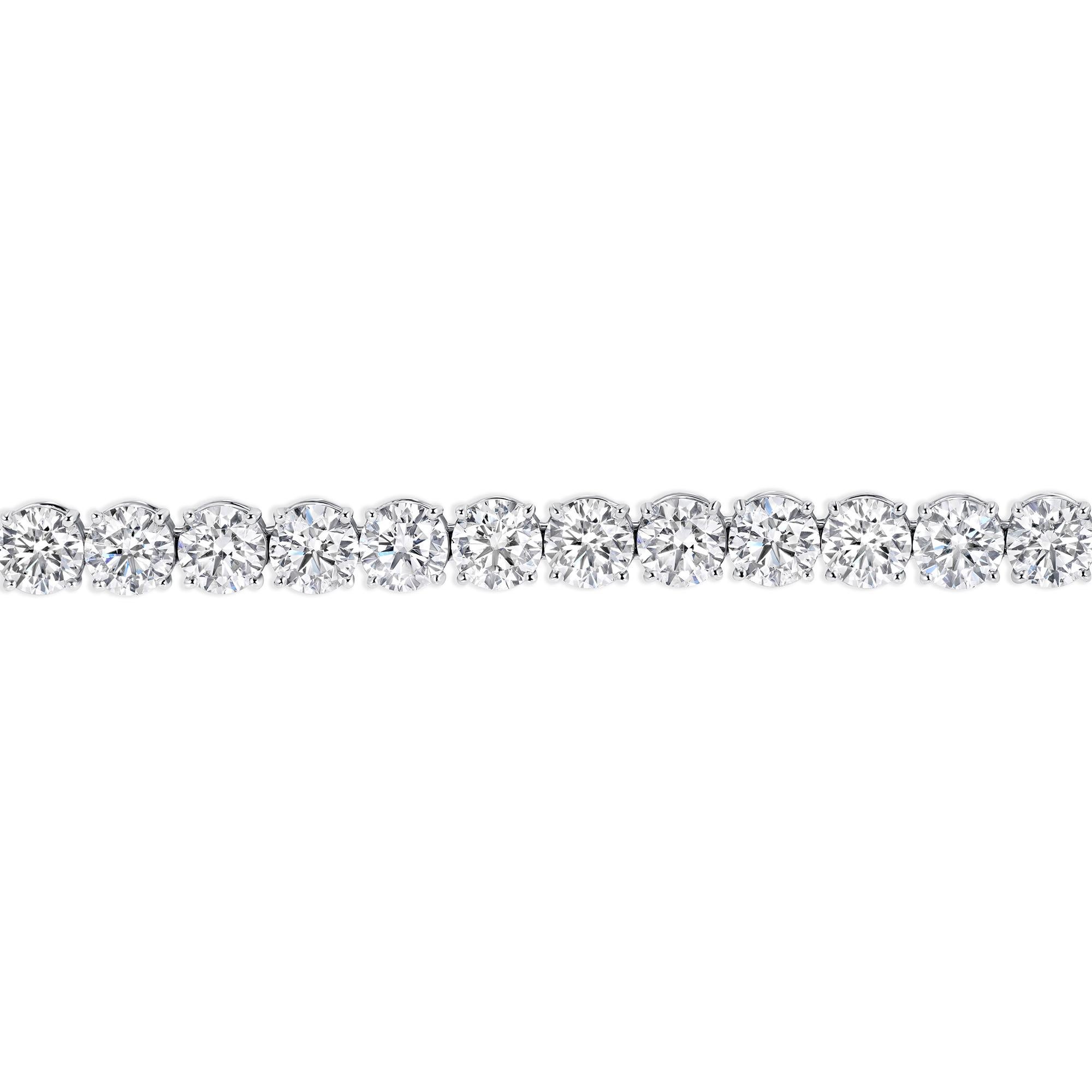 Bracciale tennis con diamanti tondi e brillanti in oro bianco 14K. Questo bracciale tennis ha ventinove diamanti rotondi certificati GIA con colore E-F e purezza VS1-VS2 per un peso totale di 20,41 carati,
