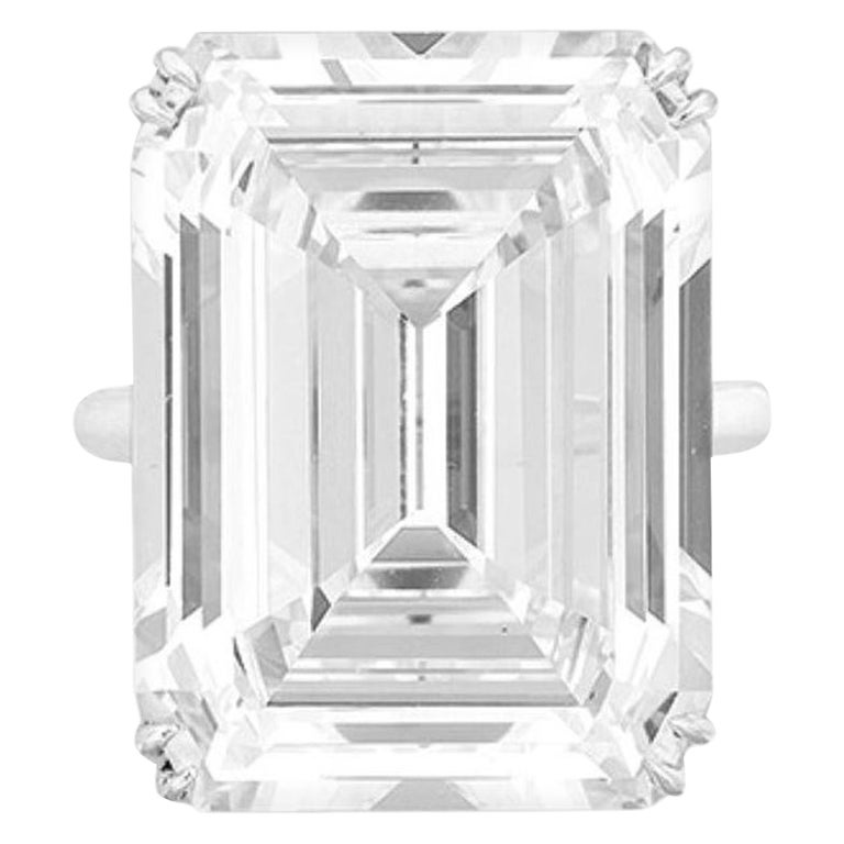 Anello in platino con diamante taglio smeraldo certificato GIA da 20.47 carati

Straordinaria vetrina di dimensioni e precisione, questo straordinario anello presenta un diamante taglio smeraldo da 20,47 carati certificato GIA, di colore J e purezza