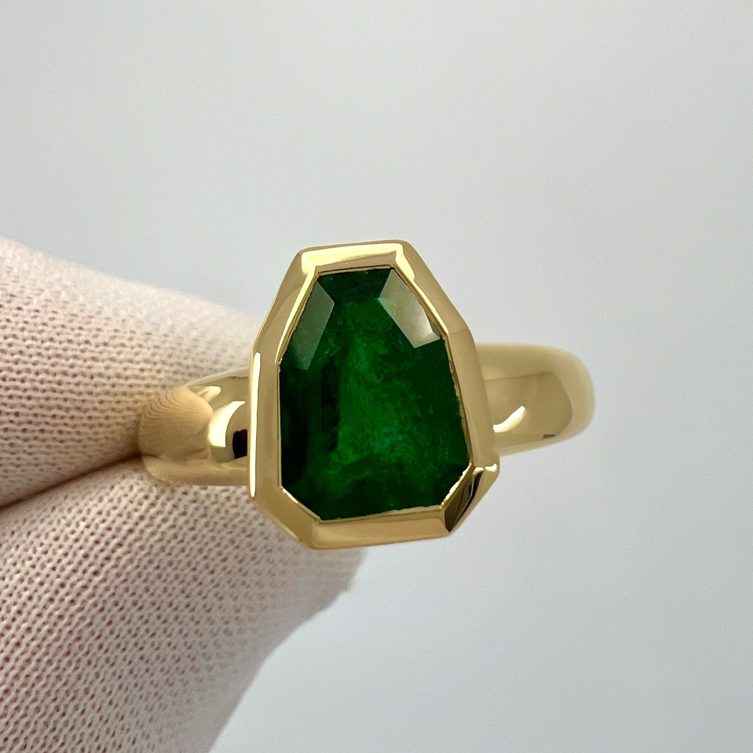 Women's or Men's GIA Certified 2.04ct Green Emerald Shield Cut 18k Gold Rubover Bezel Signet Ring For Sale