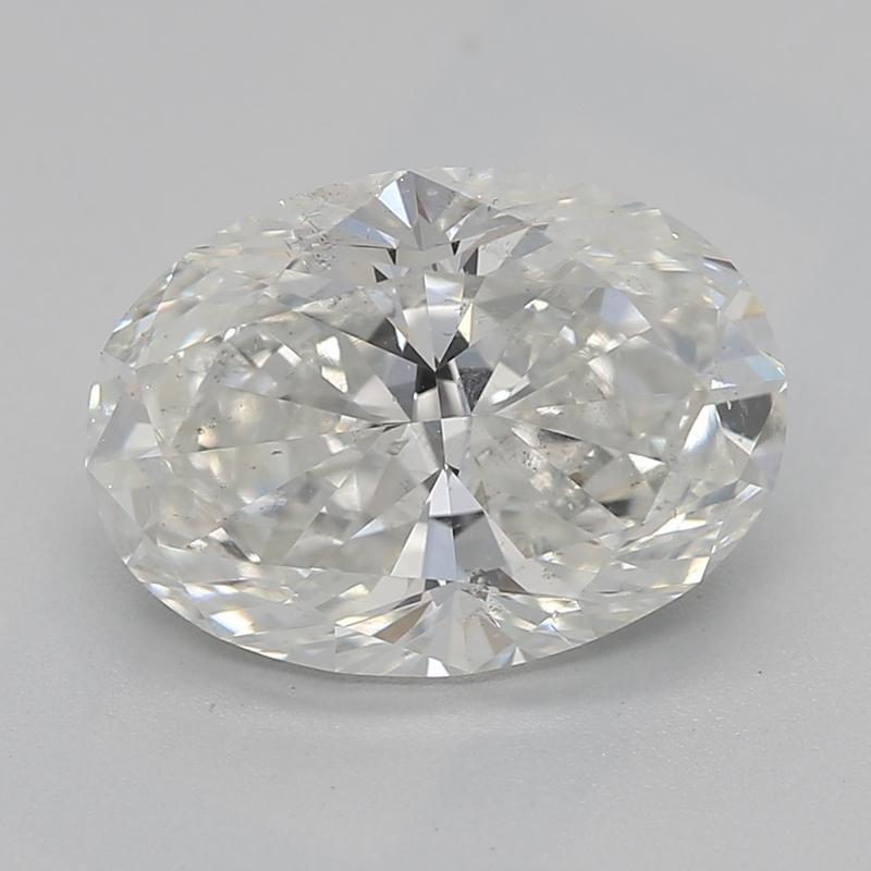 Fabriquée à la main à New York, cette exquise bague en diamant met en valeur un époustouflant diamant central ovale H SI2 pesant 2,05 , d'une brillance et d'un feu exceptionnels. La bague est magnifiquement sertie dans du platine luxueux et son