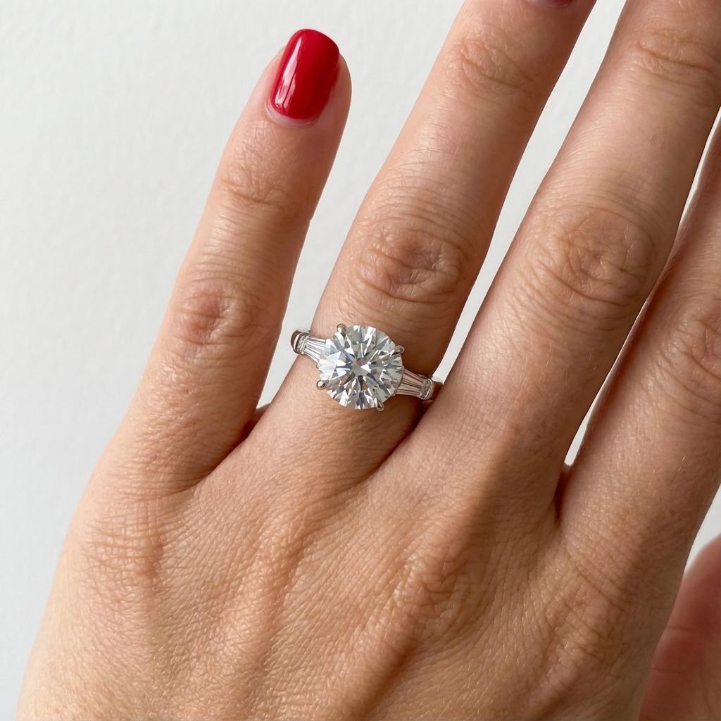 Taille ronde Bague en or blanc 18 carats certifiée GIA et ornée d'un diamant rond de 2,05 carats en vente