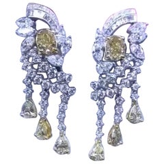 Boucles d'oreilles composées de diamants certifiés GIA de 2,05 carats de couleur jaune brunâtre fantaisie.