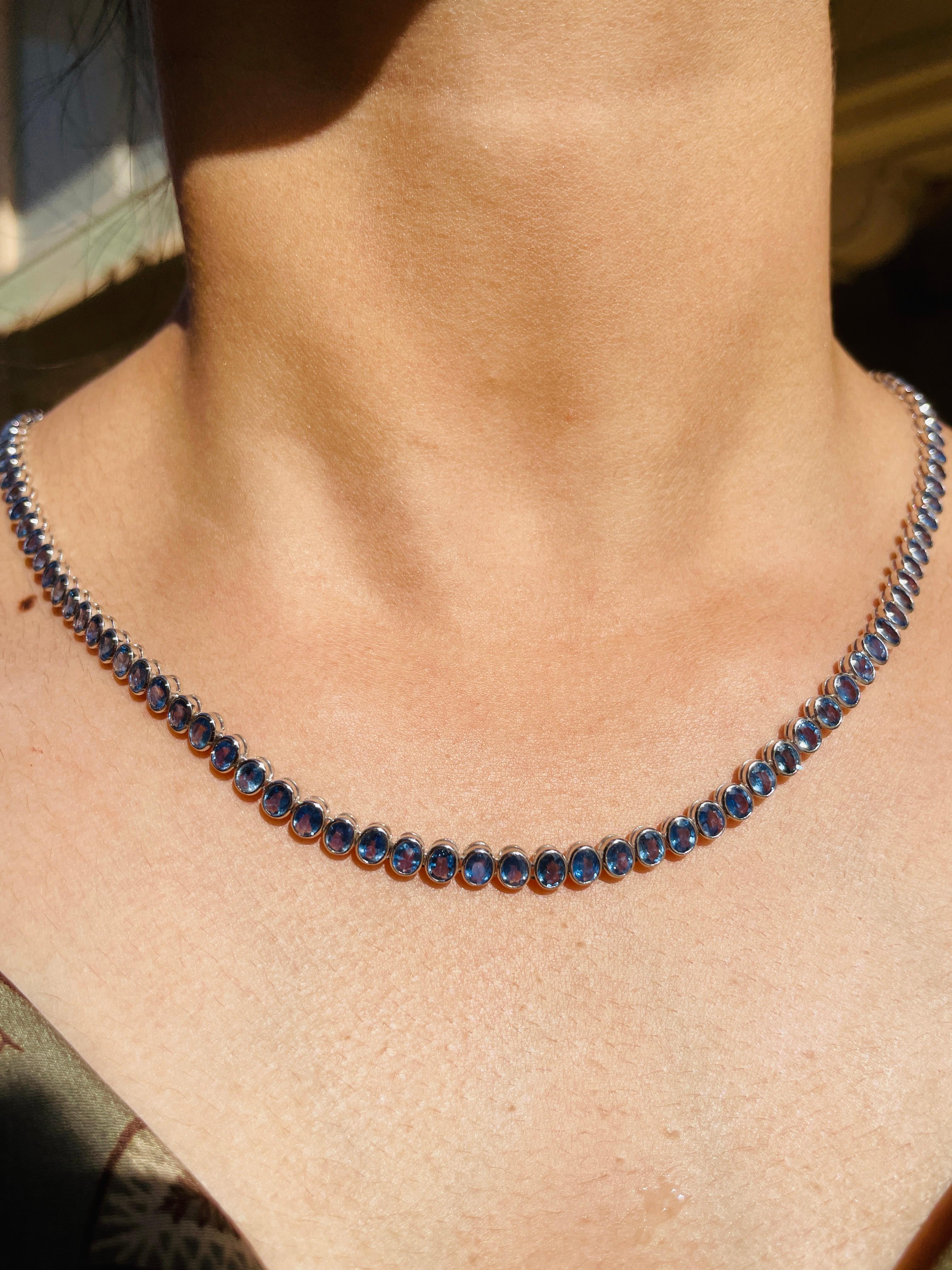 Blaue Saphir-Halskette aus 18 Karat Gold, besetzt mit Saphiren im Ovalschliff.
Ergänzen Sie Ihren Look mit dieser eleganten blauen Saphir-Perlenkette. Dieses atemberaubende Schmuckstück wertet einen Freizeitlook oder ein elegantes Outfit sofort auf.