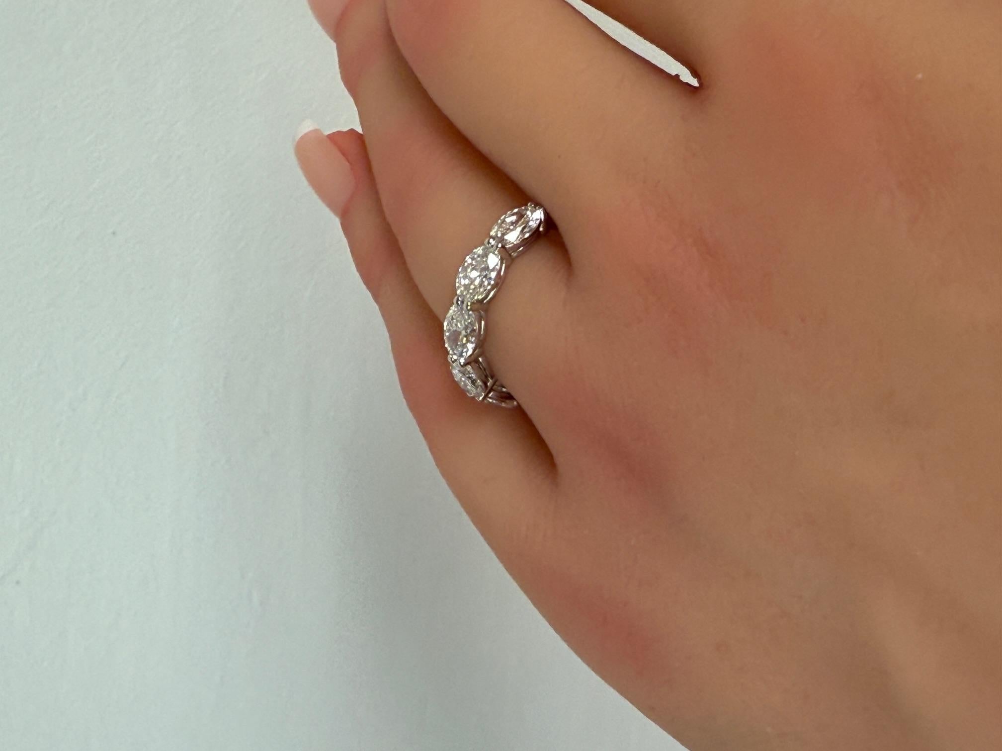 Certificato GIA 2.06 CTW. Fascia a mezza eternità con diamante taglio ovale in platino in vendita 6