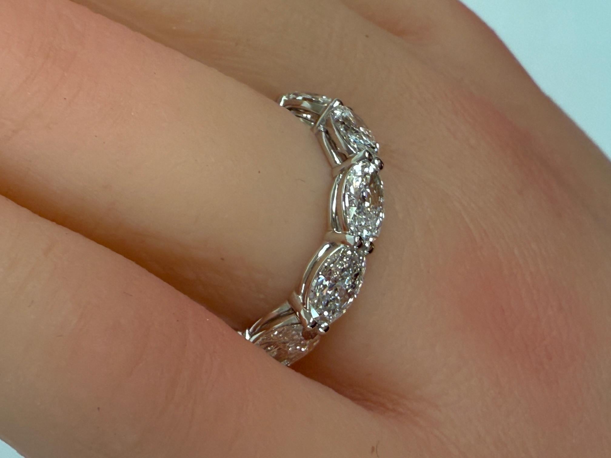 Certificato GIA 2.06 CTW. Fascia a mezza eternità con diamante taglio ovale in platino in vendita 7