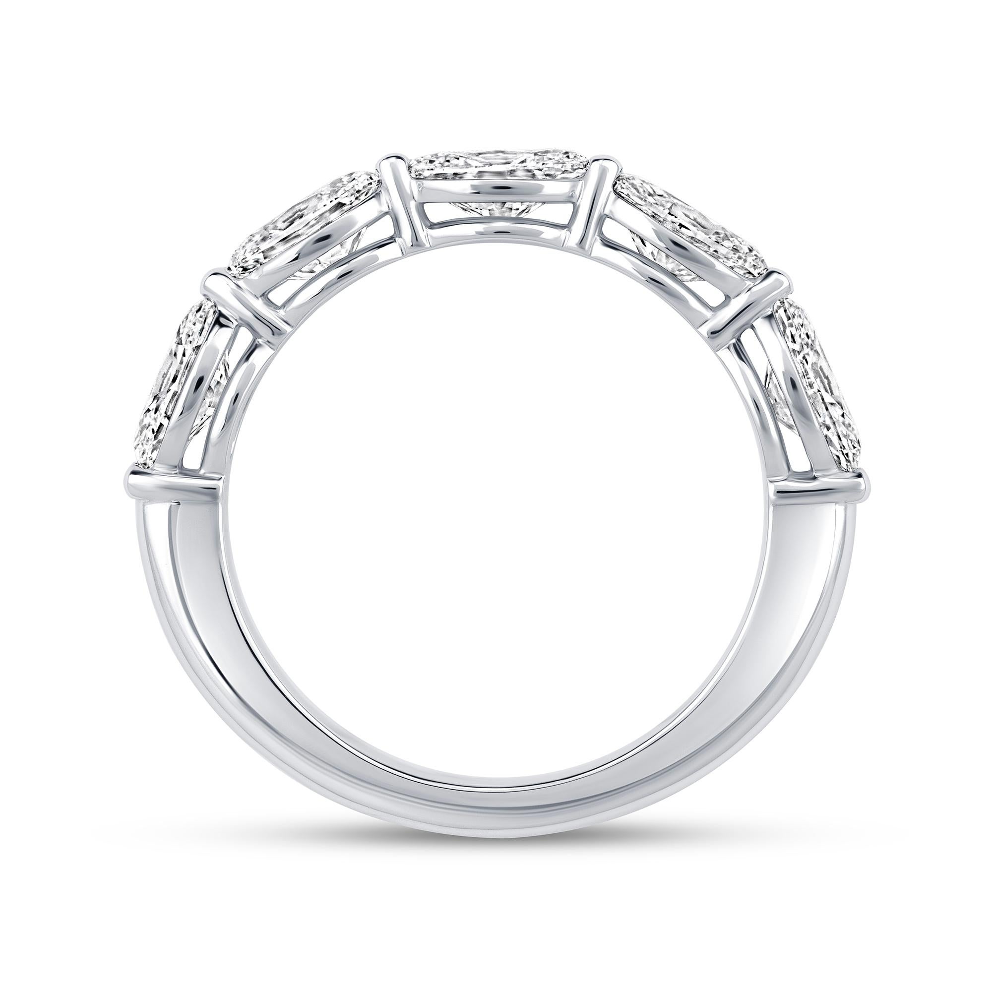 Fascia a mezza eternità con diamante taglio ovale in platino. Questa mezza fascia per l'eternità ha cinque diamanti ovali brillanti certificati GIA  di colore E-F, purezza VVS-VS con un peso totale di circa 2 carati. 
