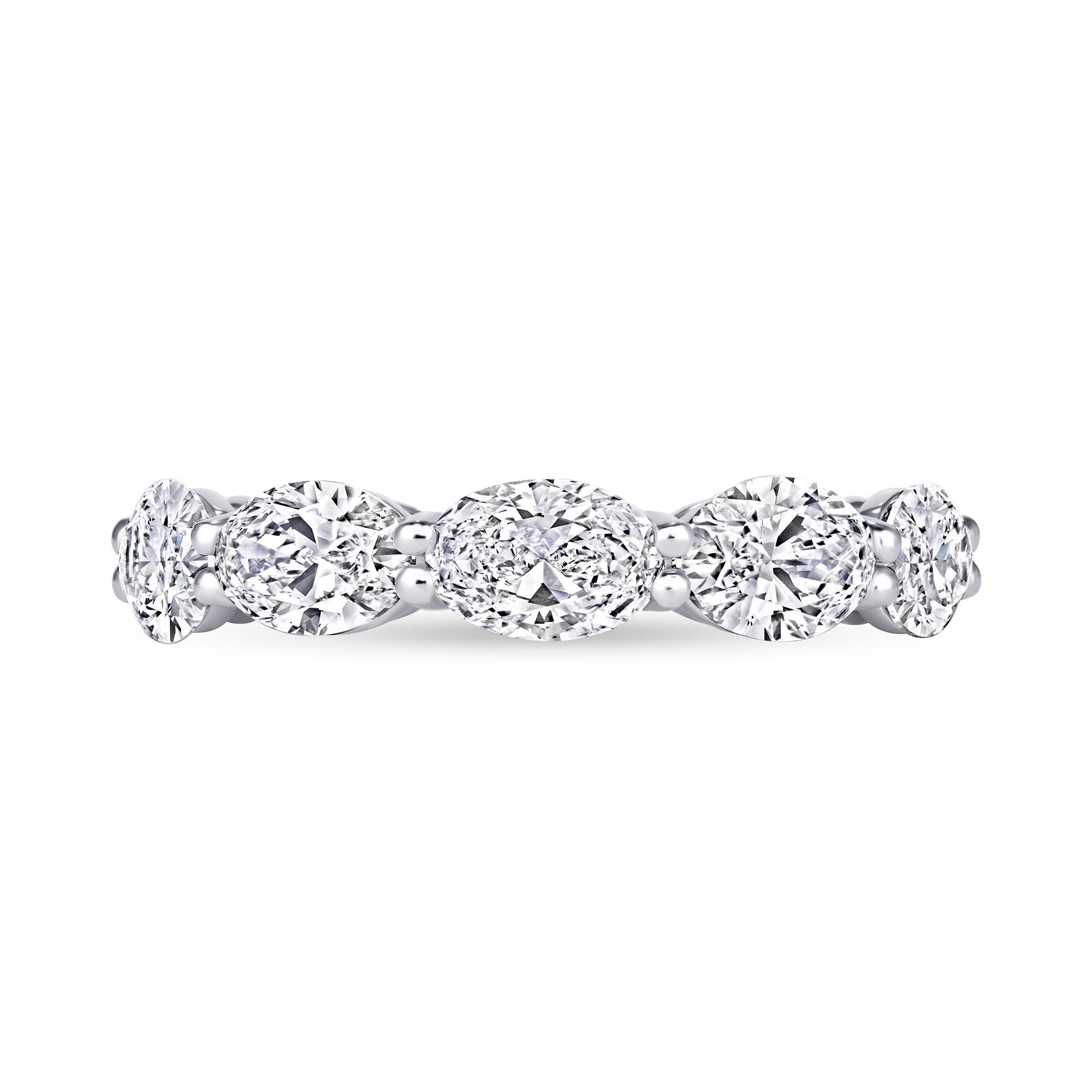 Certificato GIA 2.06 CTW. Fascia a mezza eternità con diamante taglio ovale in platino In condizioni Nuovo in vendita a San Francisco, CA