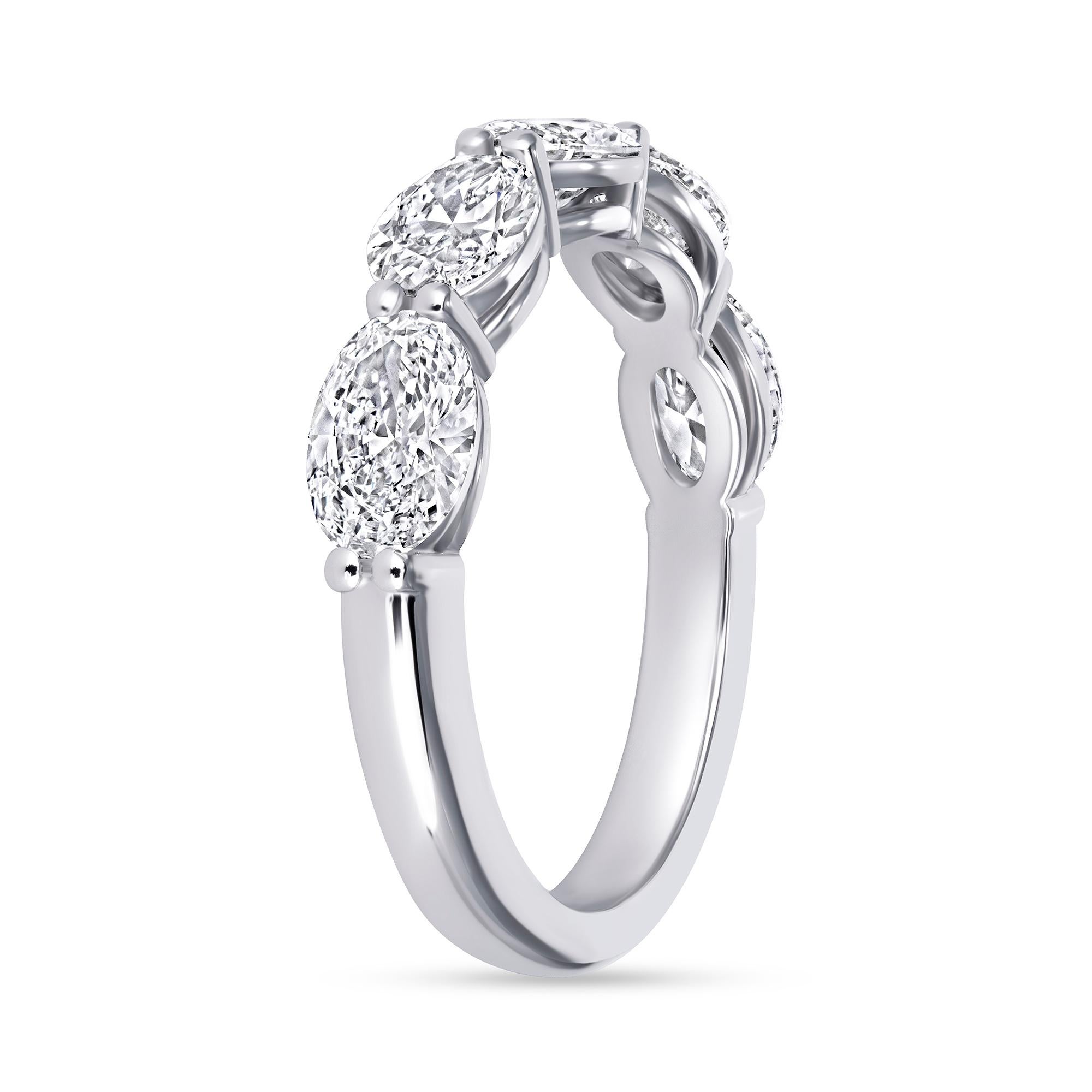 Donna Certificato GIA 2.06 CTW. Fascia a mezza eternità con diamante taglio ovale in platino in vendita