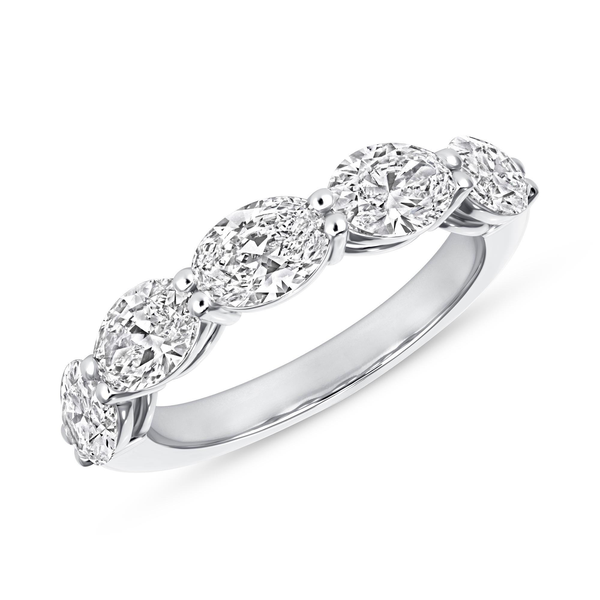 Certificato GIA 2.06 CTW. Fascia a mezza eternità con diamante taglio ovale in platino in vendita 1