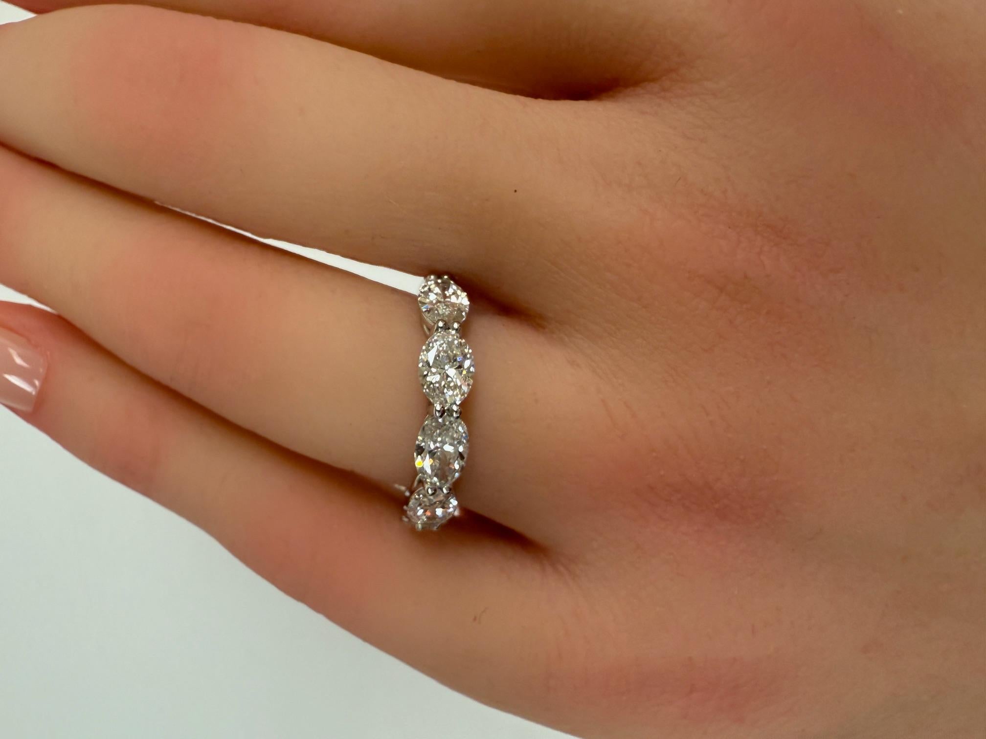 Certificato GIA 2.06 CTW. Fascia a mezza eternità con diamante taglio ovale in platino in vendita 2