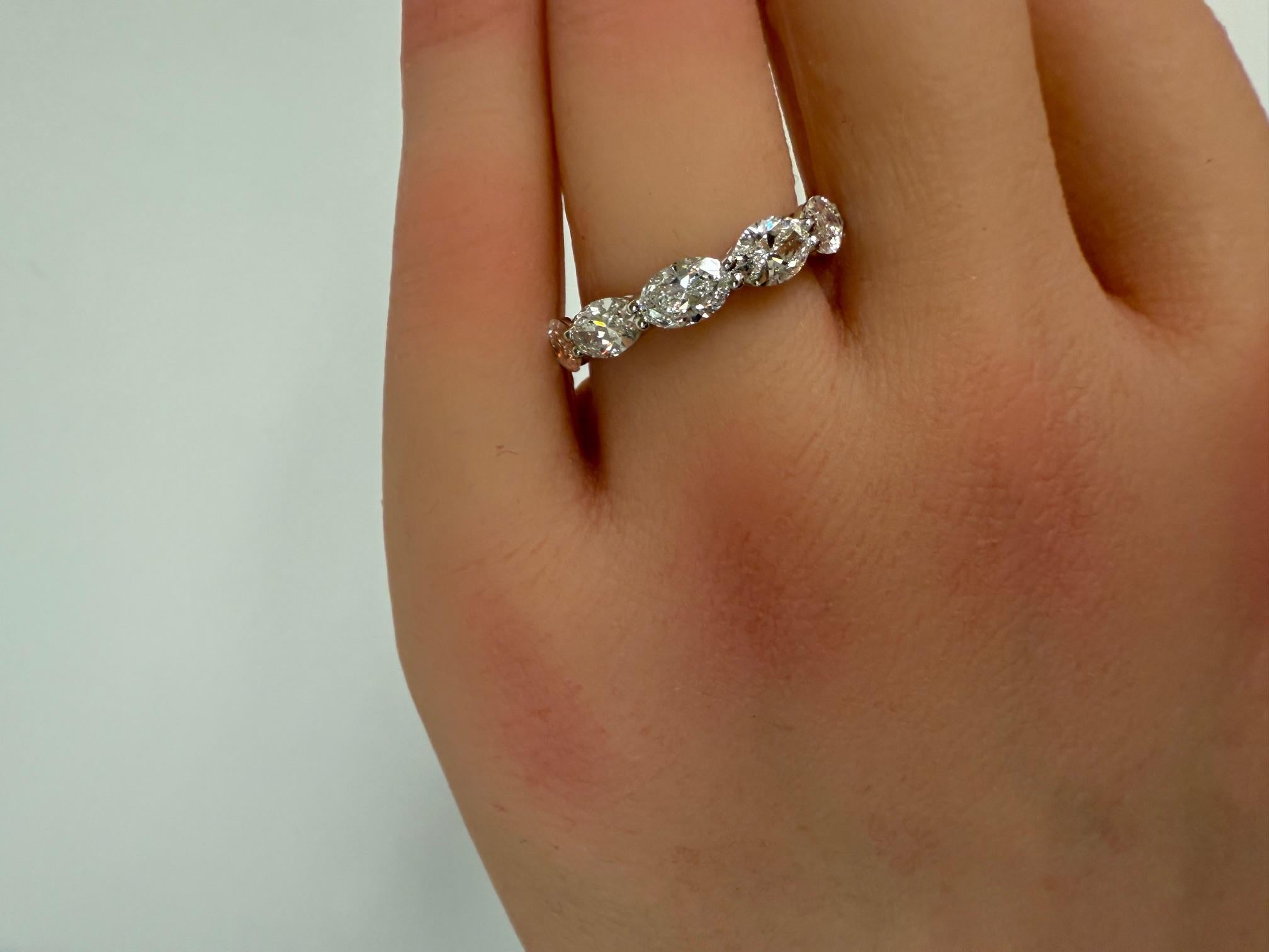Certificato GIA 2.06 CTW. Fascia a mezza eternità con diamante taglio ovale in platino in vendita 3