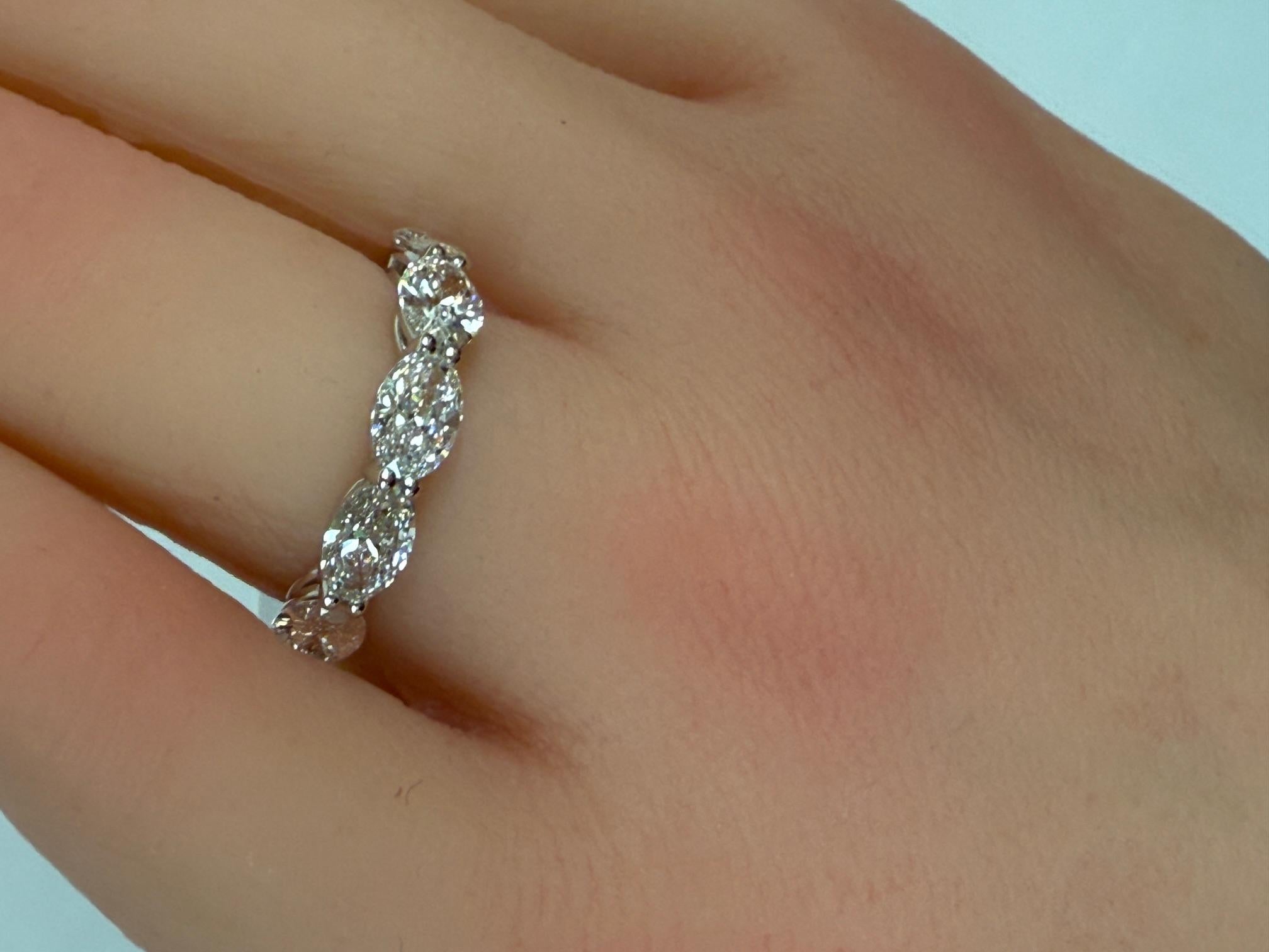 Certificato GIA 2.06 CTW. Fascia a mezza eternità con diamante taglio ovale in platino in vendita 4