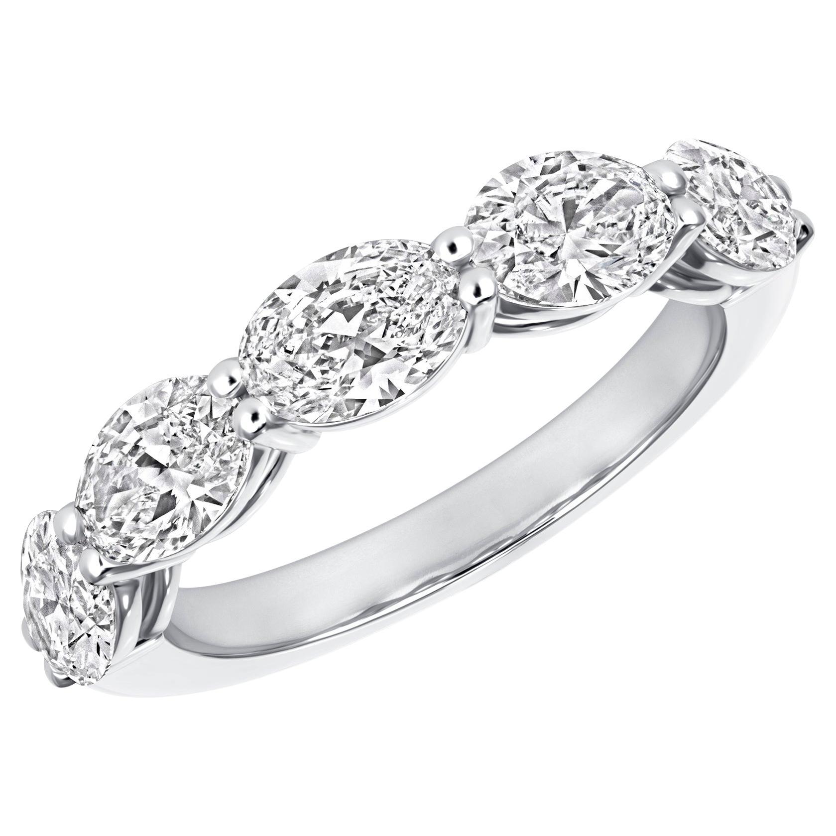 Certificato GIA 2.06 CTW. Fascia a mezza eternità con diamante taglio ovale in platino in vendita