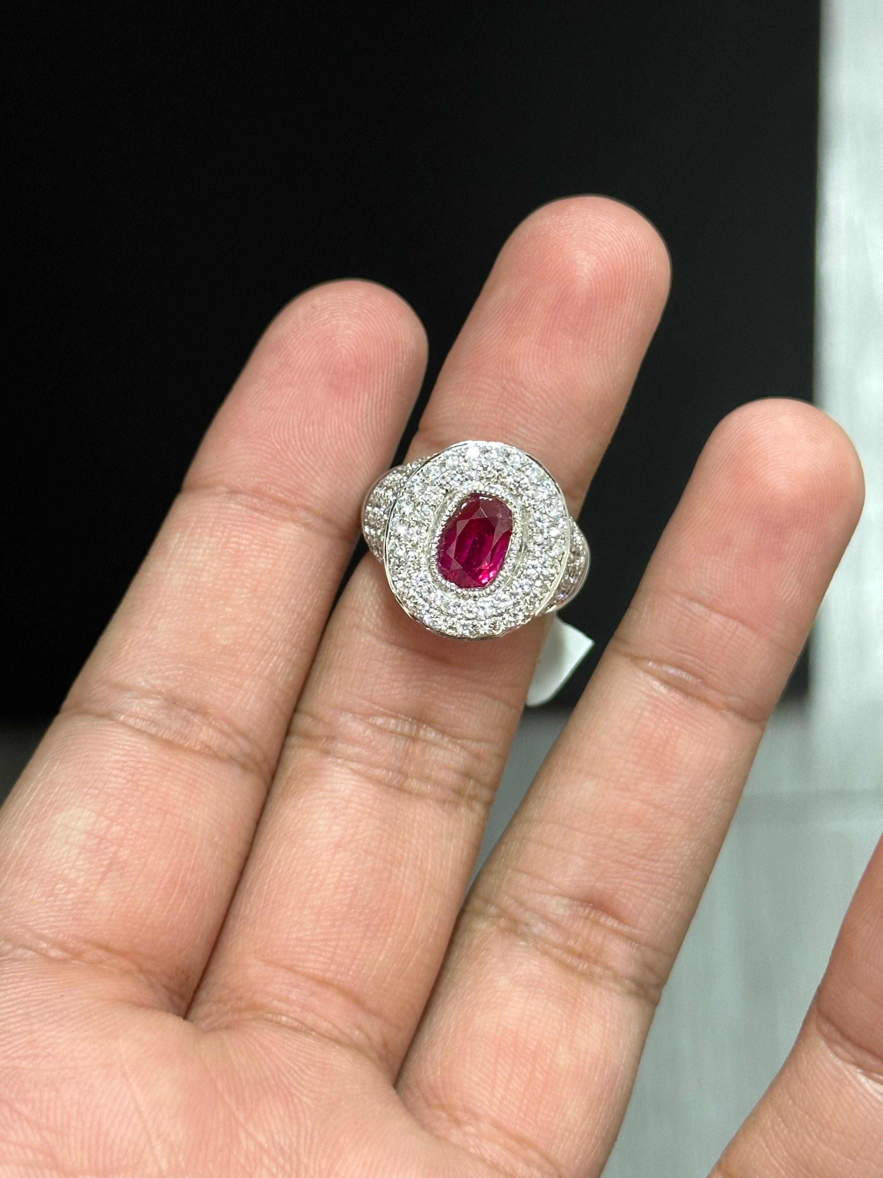 Lassen Sie sich von der Anziehungskraft exquisiter Schmuckstücke verführen - mit diesem bezaubernden Rubinring, einem Schatz, der alle Liebhaber von Vintage-Schmuck und Rubinen begeistern wird. 

Dieser prächtige Ring zeigt ein atemberaubendes