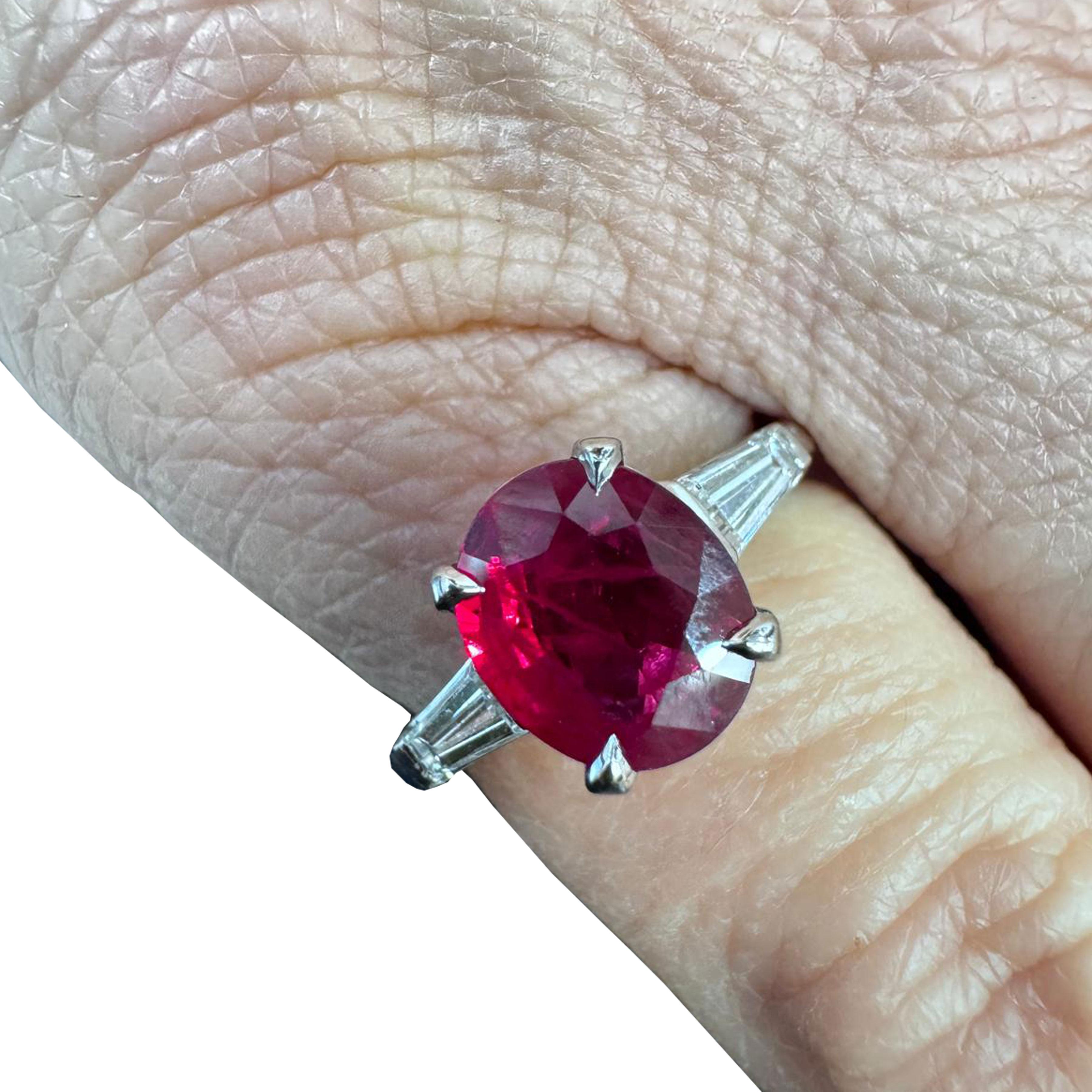 GIA-zertifizierter 2,08-Karat-Burma-Rubin & Diamant-Ring im Zustand „Hervorragend“ im Angebot in West Palm Beach, FL