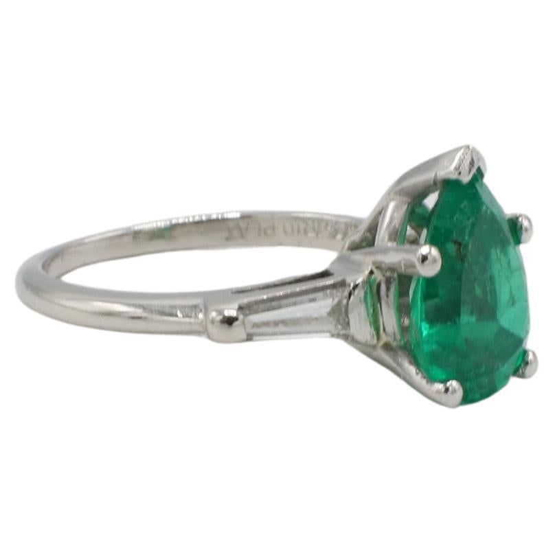 GIA zertifiziert 2,08 Karat natürlichen kolumbianischen Smaragd & Diamant-Platin-Ring 
GIA-Berichtsnummer: 2235517263
Smaragd: 2,08 Karat birnenförmiger natürlicher kolumbianischer Smaragd
Diamanten: Ca. .40 CTW G VS spitz zulaufende