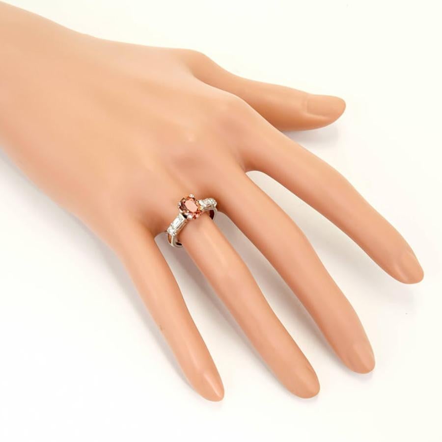 Anello di fidanzamento in platino con zaffiro arancione certificato GIA da 2,08 carati in vendita 2