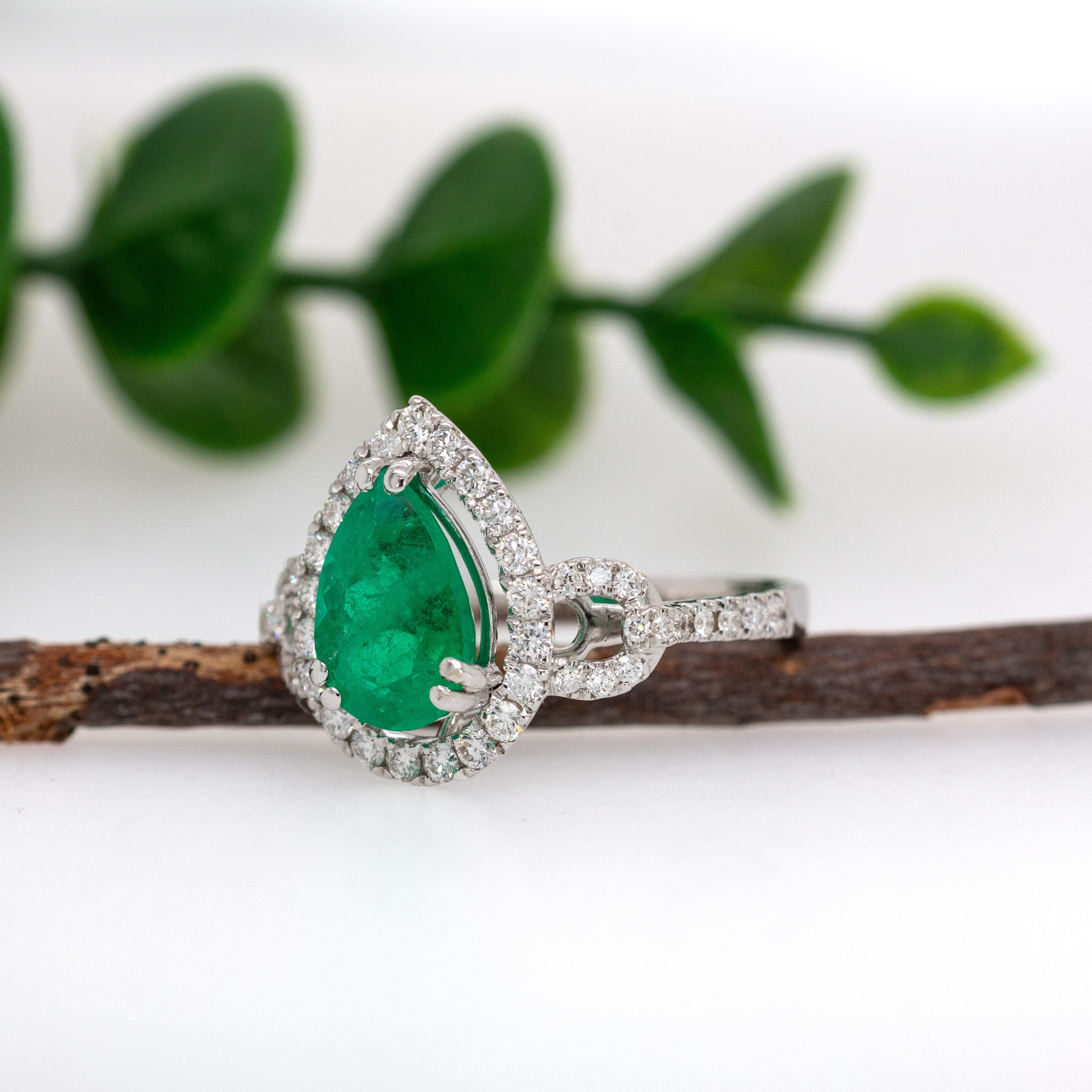 GIA Certified 2.08cts Anillo de Diamante Esmeralda Colombiana en Oro de 14K  Pera 10x8mm Corte pera en venta