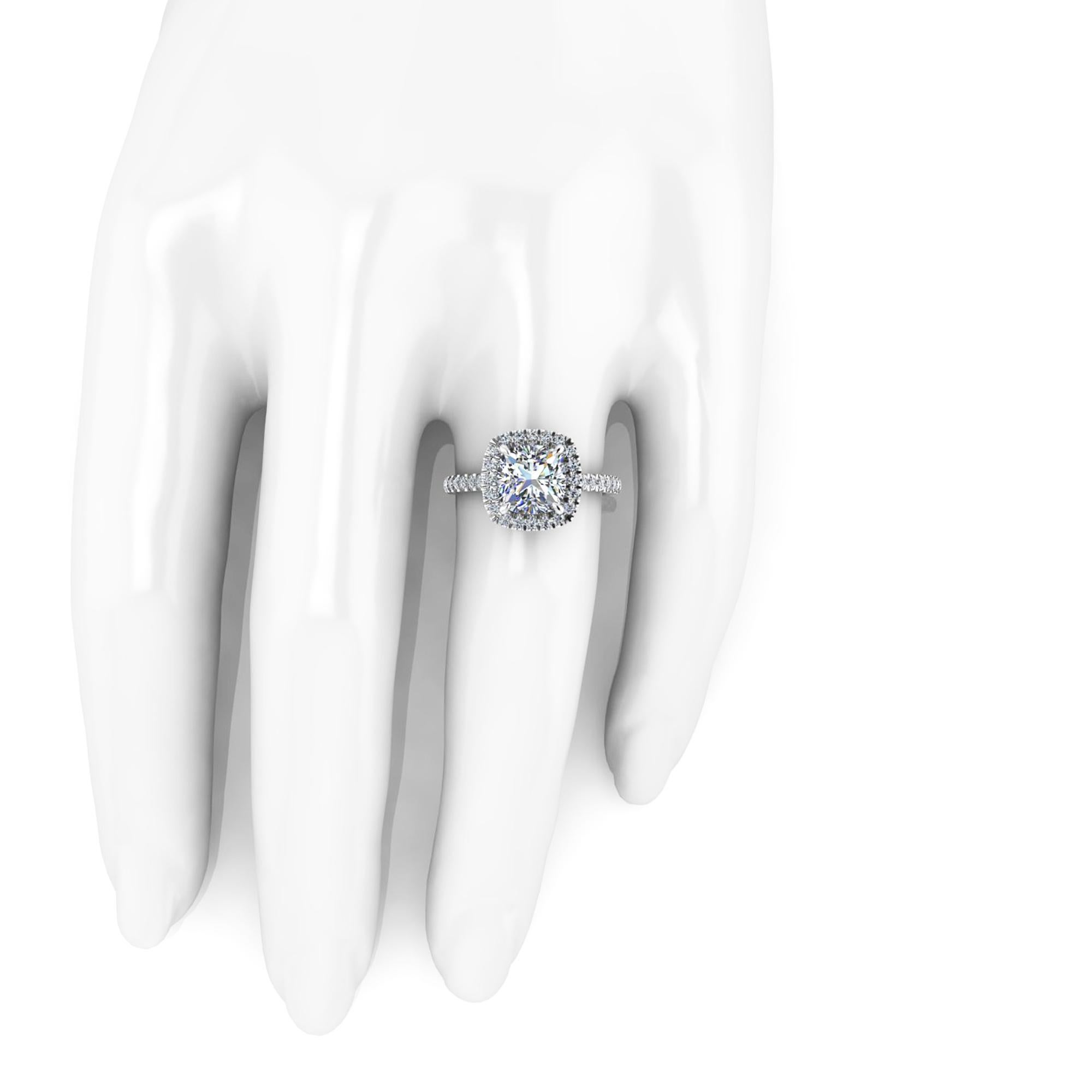 Magnifique diamant de taille coussin de 2,09 carats certifié par le GIA, couleur I, pureté SI2,  dans une bague en platine faite à la main, avec un halo de diamants blancs et le diamant de la tige, serti à la main dans le style 