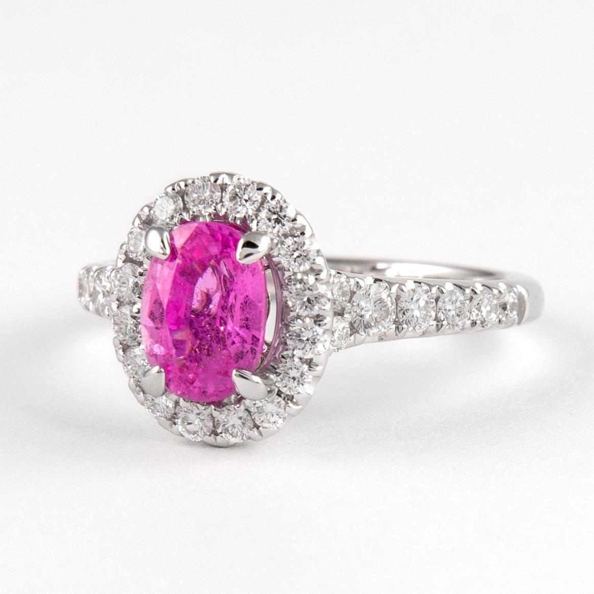 GIA-zertifizierter 2,09 Karat rosa Saphir mit Diamant-Halo-Ring 18k Weißgold (Ovalschliff) im Angebot