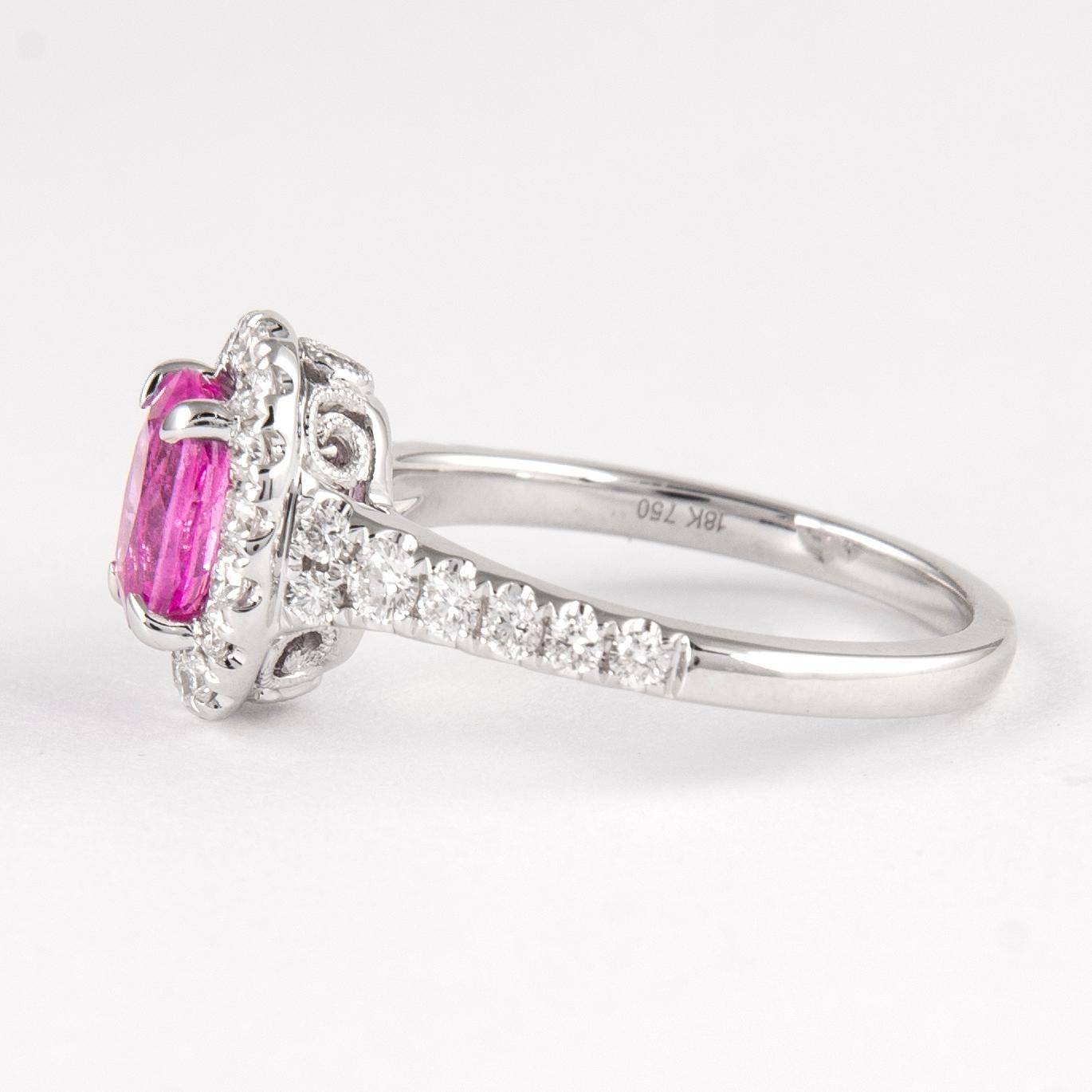 GIA-zertifizierter 2,09 Karat rosa Saphir mit Diamant-Halo-Ring 18k Weißgold im Zustand „Neu“ im Angebot in BEVERLY HILLS, CA
