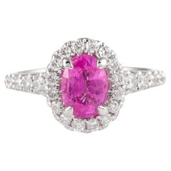 Bague en or blanc 18 carats avec saphir rose 2,09 carats certifié par le GIA et halo de diamants