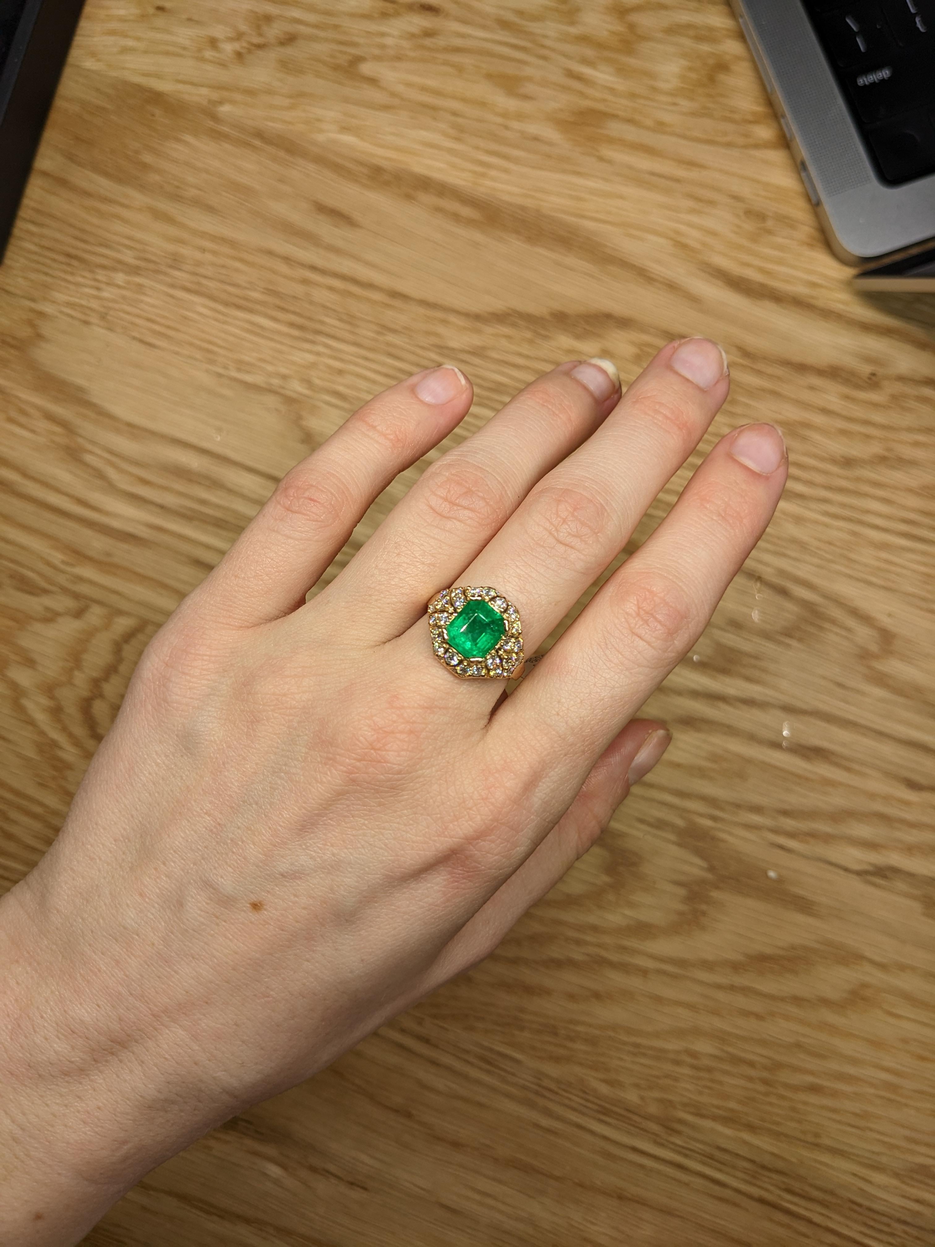 Un anillo extraordinario exhibe una esmeralda colombiana de 2,00 quilates certificada por el GIA con un exquisito corte de esmeralda que mide 9x7 mm. Conocidas por su rico y profundo color verde, las esmeraldas colombianas están consideradas entre