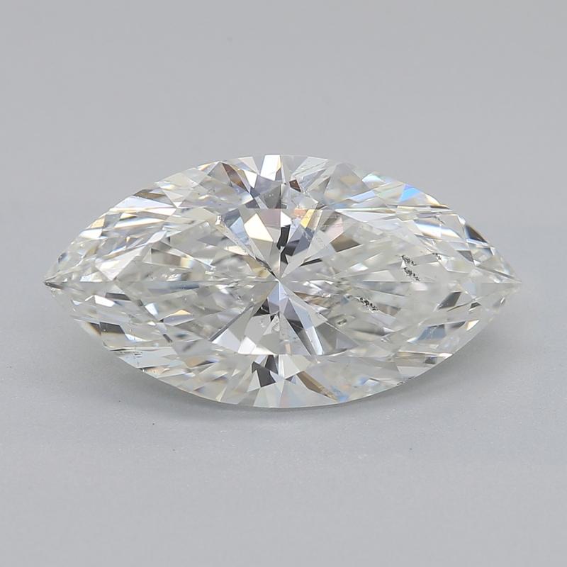 Présentant un design enchanteur, cette remarquable bague en diamant est ornée d'un captivant diamant central de taille marquise G SI2 2.1 certifié par le GIA, dont l'éclat séduisant capte l'attention. Réalisé en platine luxueux, le bracelet poli