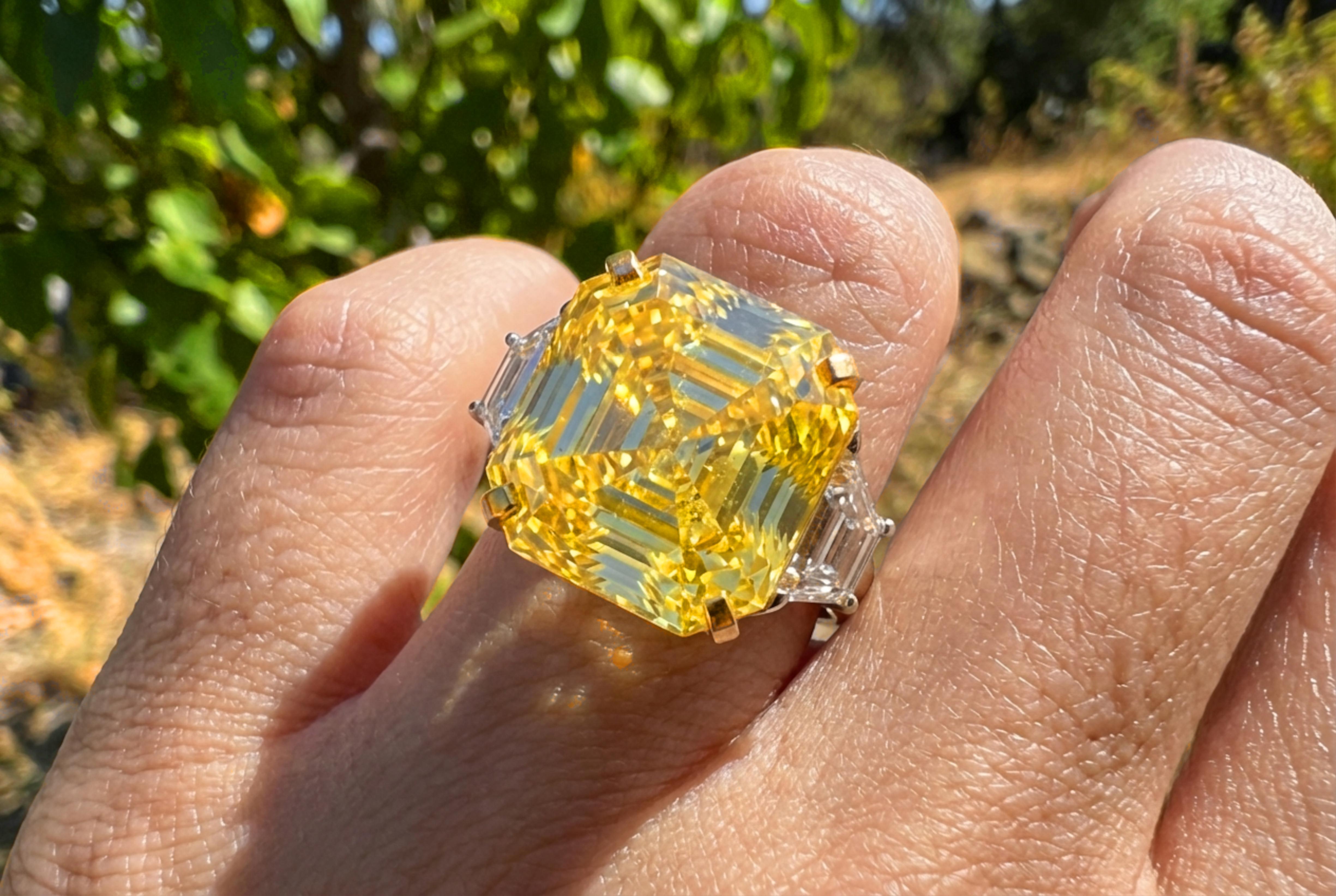 Taille carrée GIA Certified 21 ct Fancy VIVID Yellow Emerald-Cut Diamond Ring (bague en diamant taillé en émeraude) en vente