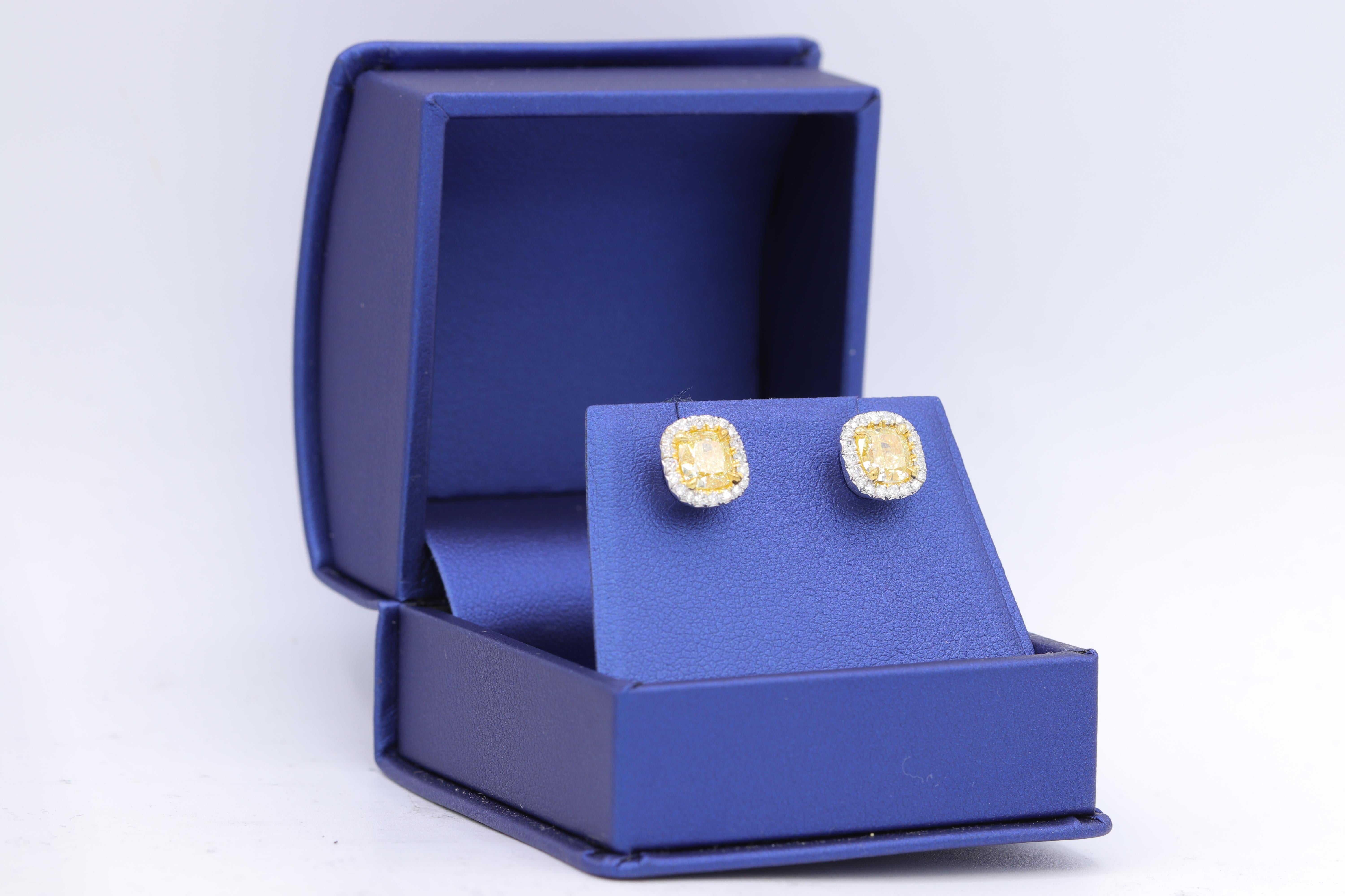 Taille coussin Clous d'oreilles en diamants jaunes fantaisie de 2,10 carats certifiés GIA en vente