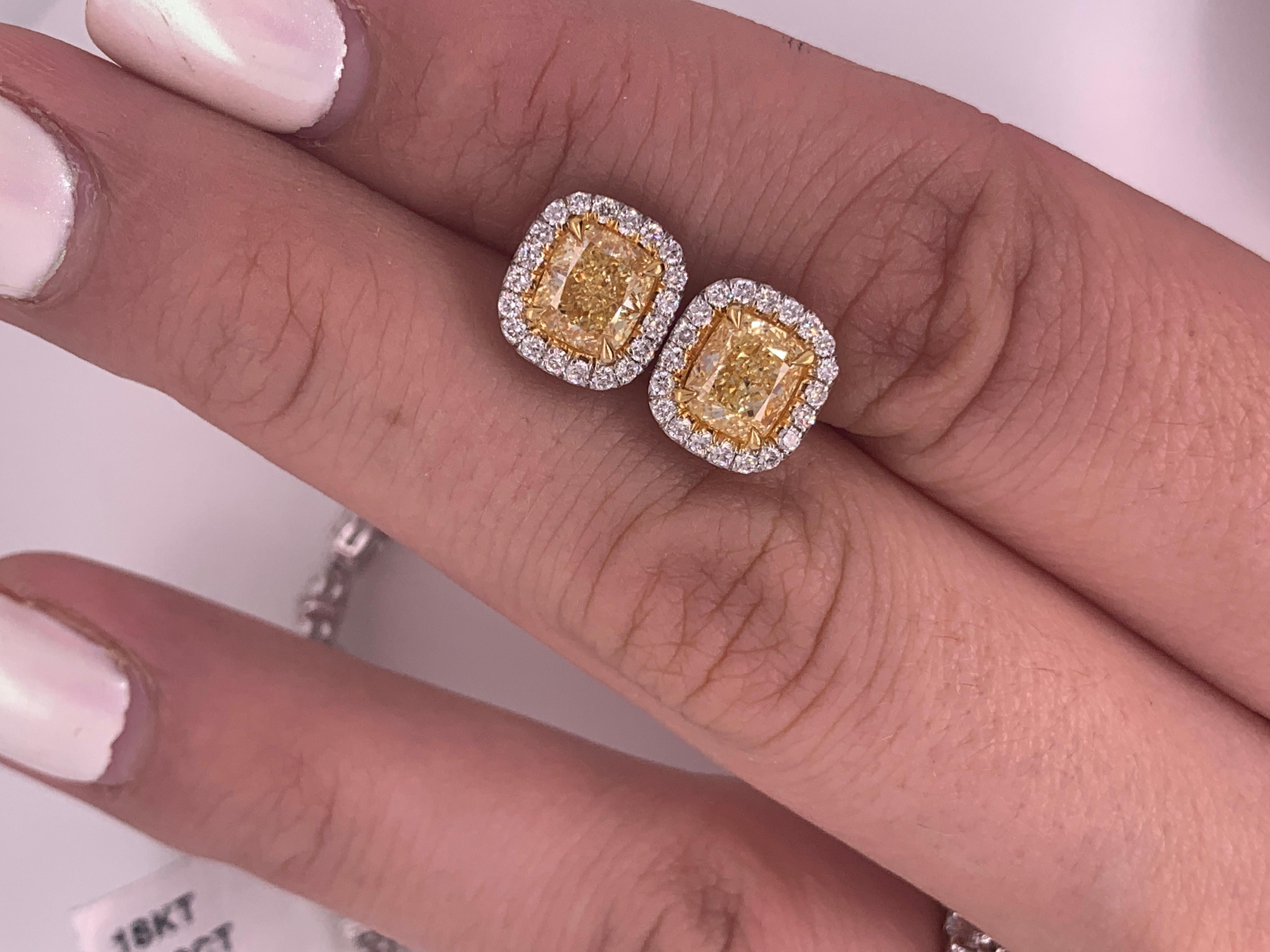 Clous d'oreilles en diamants jaunes fantaisie de 2,10 carats certifiés GIA Pour femmes en vente