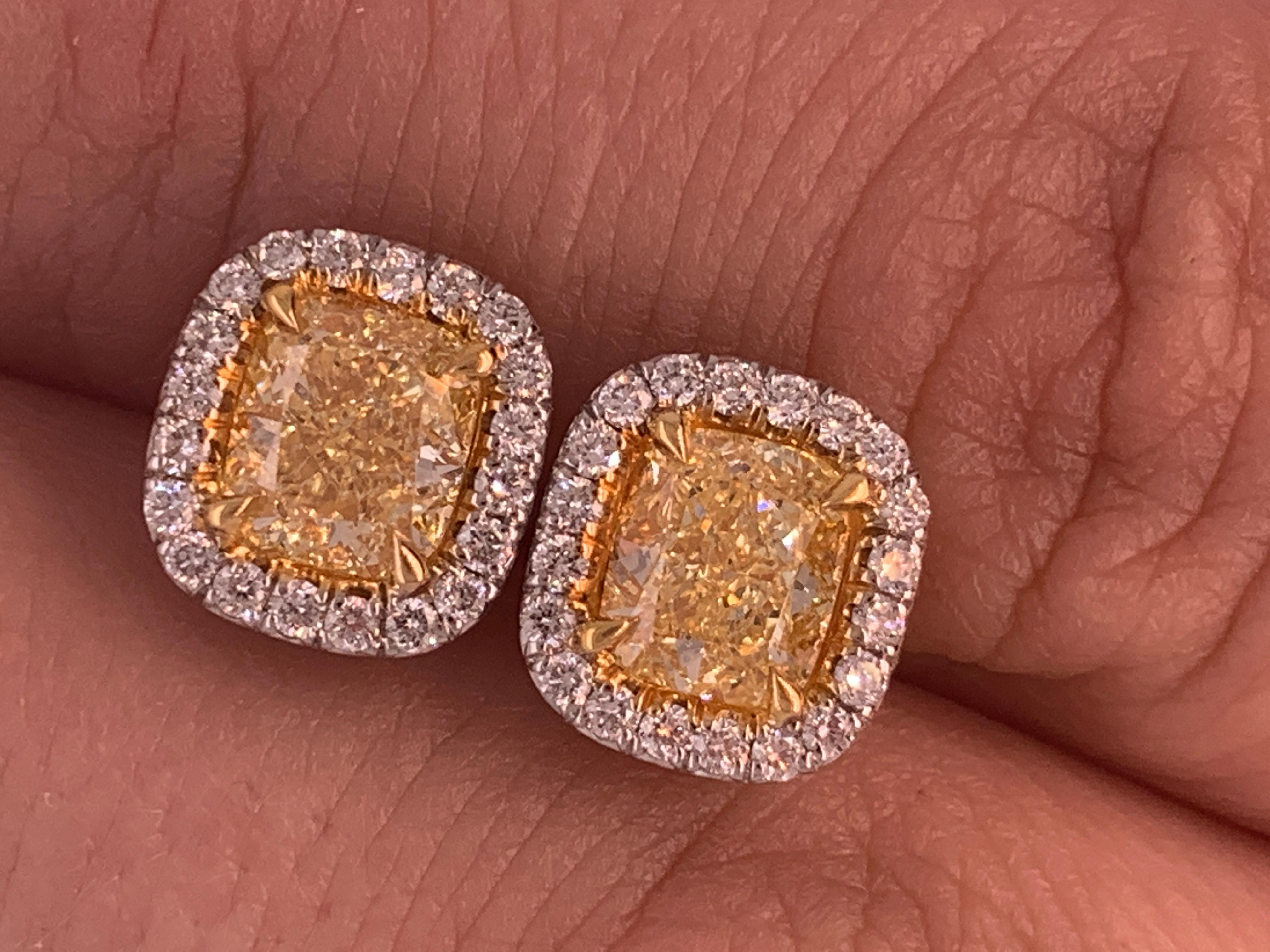 Clous d'oreilles en diamants jaunes fantaisie de 2,10 carats certifiés GIA en vente 1