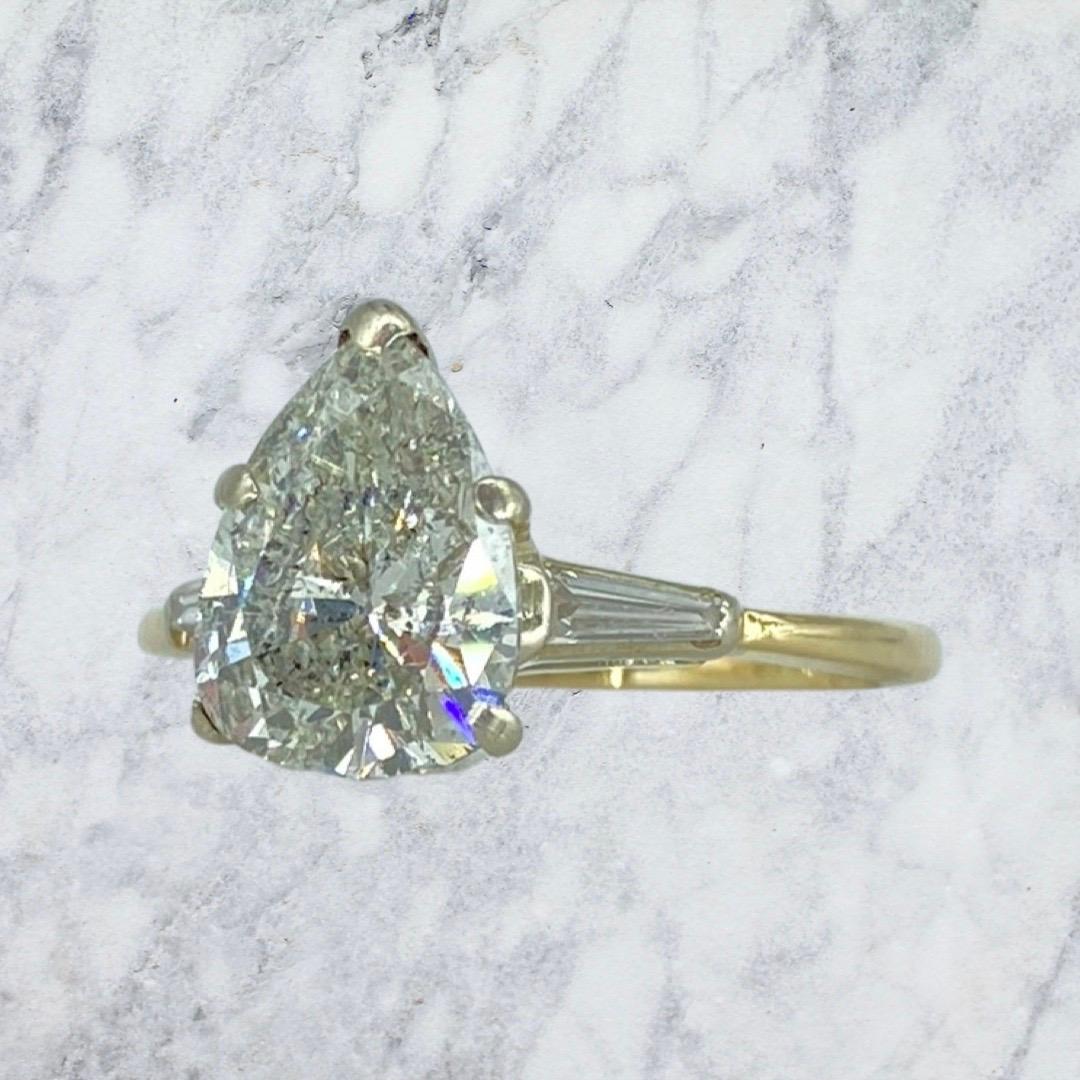 GIA-zertifiziert 2,10 Karat natürlichen Fancy Light Gray Pear Diamond Verlobungsring. Der Ring enthält außerdem spitz zulaufende Diamanten im Baguetteschliff von insgesamt 0,30 Karat. Der Diamant in der Mitte ist ein extrem seltener natürlicher