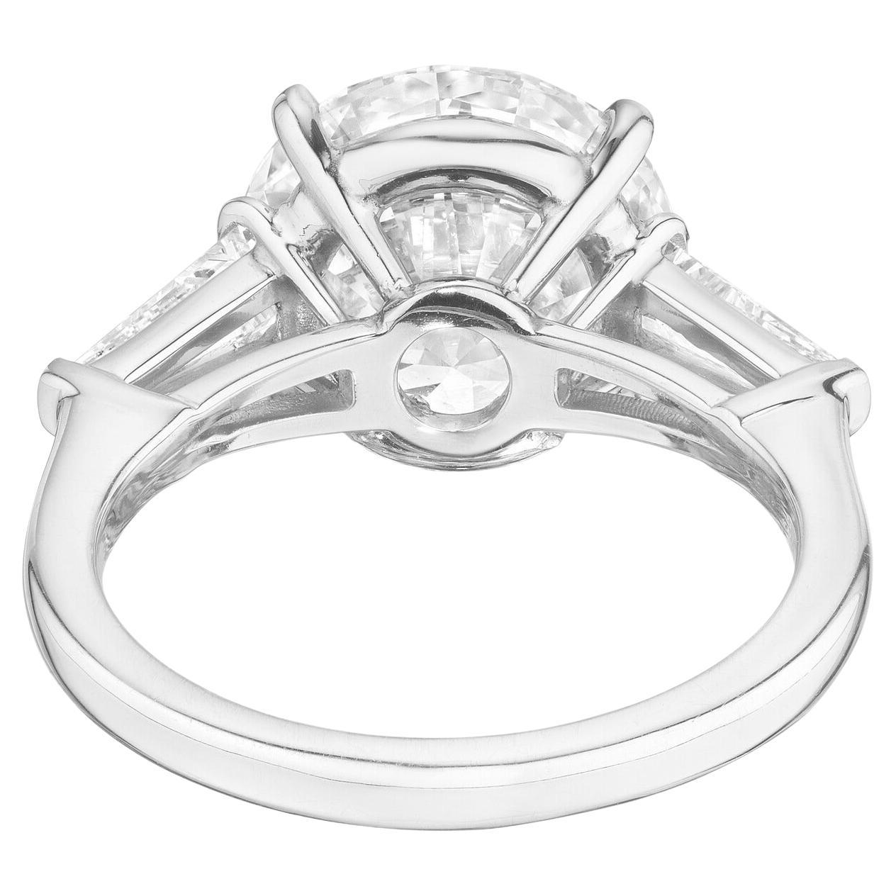 This beautiful ring showcases a 2.01 carat round cut diamond, GIA certified for its exceptional quality.
Set in 18K white gold, the central diamond is complemented by tapered baguette diamonds, adding elegance and balance to the design.

With a D