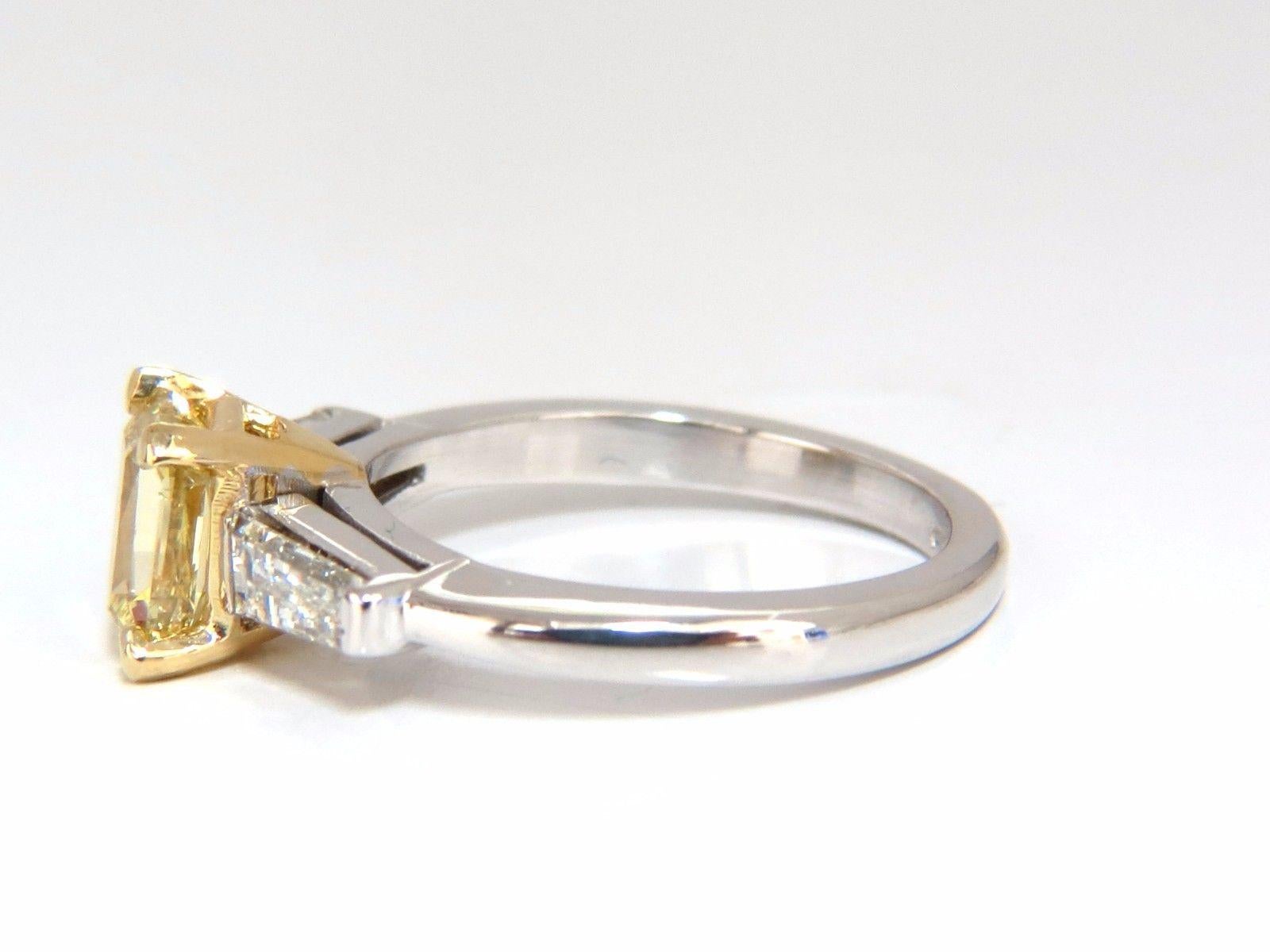 Taille radiant Bague en or 14 carats avec diamant jaune fantaisie taille radiant de 2,12 carats certifié par le GIA en vente