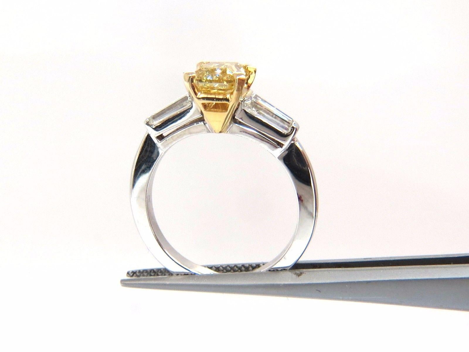 Bague en or 14 carats avec diamant jaune fantaisie taille radiant de 2,12 carats certifié par le GIA Neuf - En vente à New York, NY