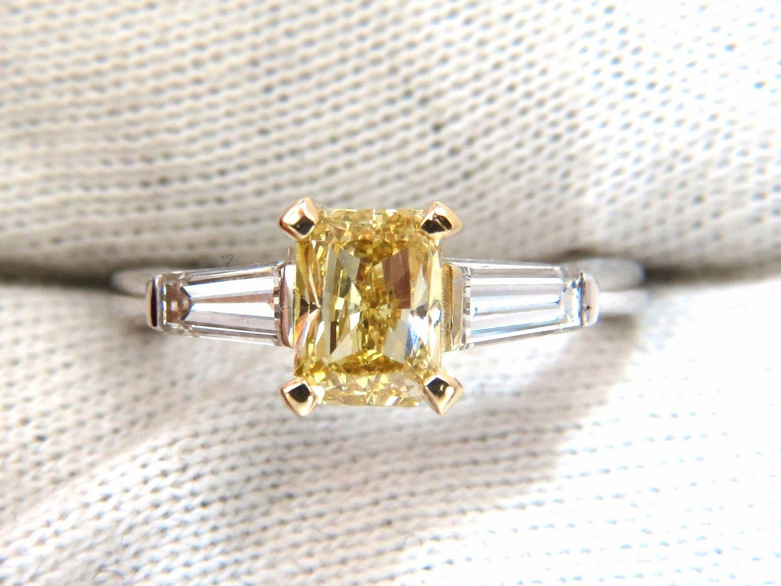 Bague en or 14 carats avec diamant jaune fantaisie taille radiant de 2,12 carats certifié par le GIA Unisexe en vente