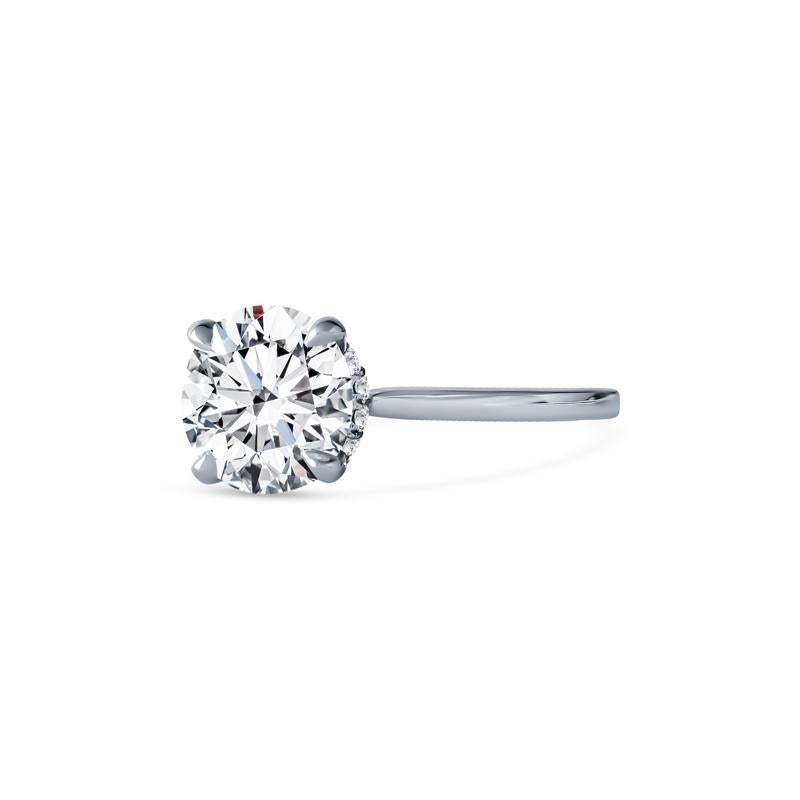 Dieser exquisite Verlobungsring ist mit einem atemberaubenden runden Brillanten von 2,12 Karat besetzt, der die Farbe J und die Reinheit VS2 aufweist. Der Ring aus strahlendem 14-karätigem Weißgold ist mit einem diamantbesetzten Halo mit einem