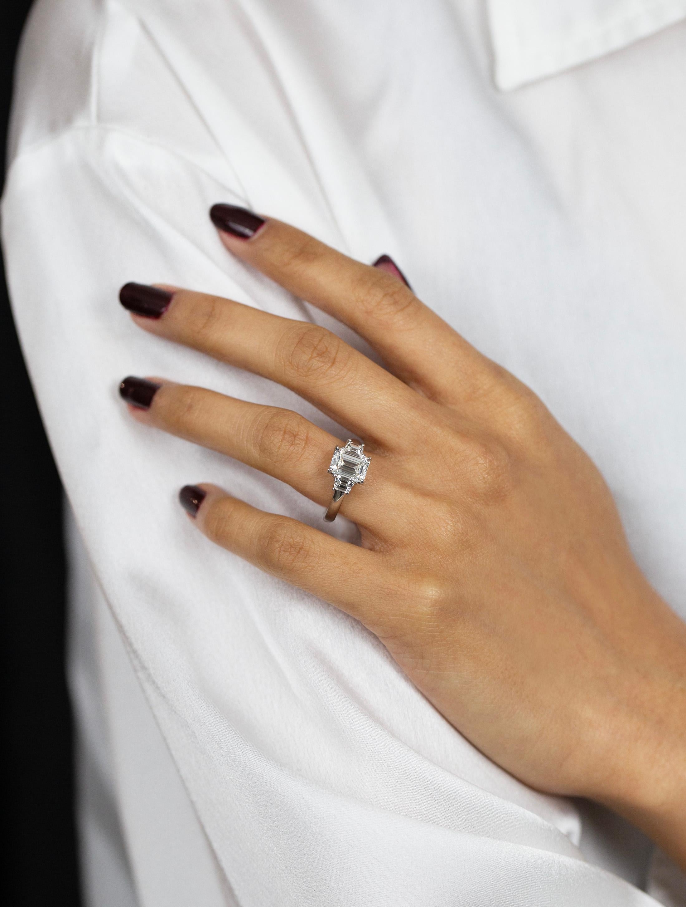 Verlobungsring mit drei Steinen, GIA-zertifizierter 2.12 Karat Diamant im Smaragdschliff im Zustand „Neu“ im Angebot in New York, NY