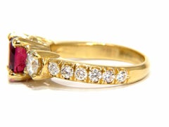 Bague 18 carats avec rubis rouge vif taille coussin de 2,12 carats et diamants de 1,06 carat certifiés par le GIA