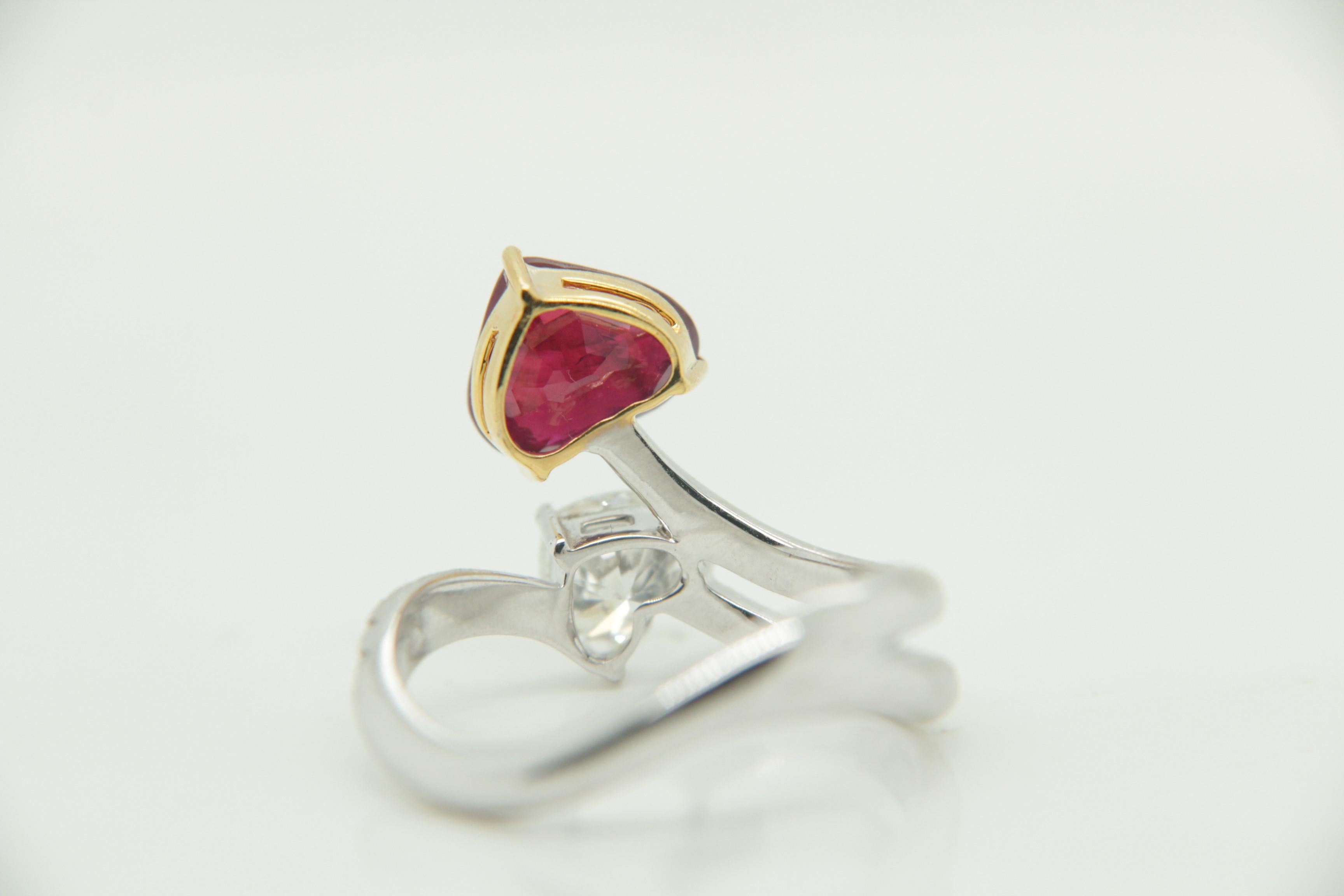 GIA Certified 2.14 Carat Burmese Ruby No Heat Pigeon Blood Ring in 18k Gold In New Condition In Bangkok, TH