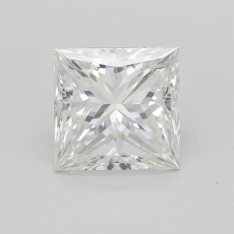 Realizzato a mano a New York, un incantevole anello con diamante che mette in mostra uno splendido diamante centrale princess I SI1 2,14, meticolosamente fissato in una classica montatura a quattro punte. Il sontuoso design è caratterizzato da