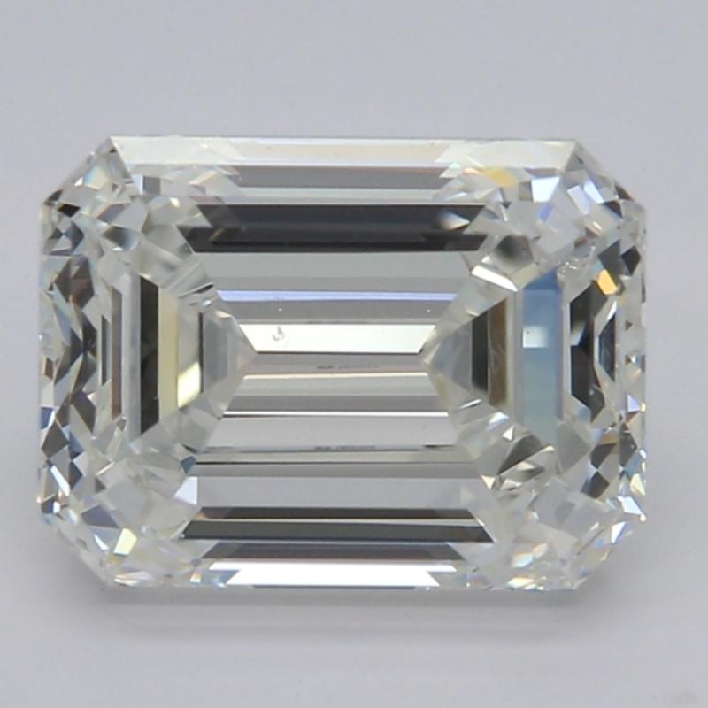 Questo anello con diamante presenta un affascinante diamante smeraldo certificato GIA del peso di 2,15, con una classificazione G e SI1. La brillantezza di questo squisito diamante è splendidamente esaltata da un'aureola nascosta di diamanti