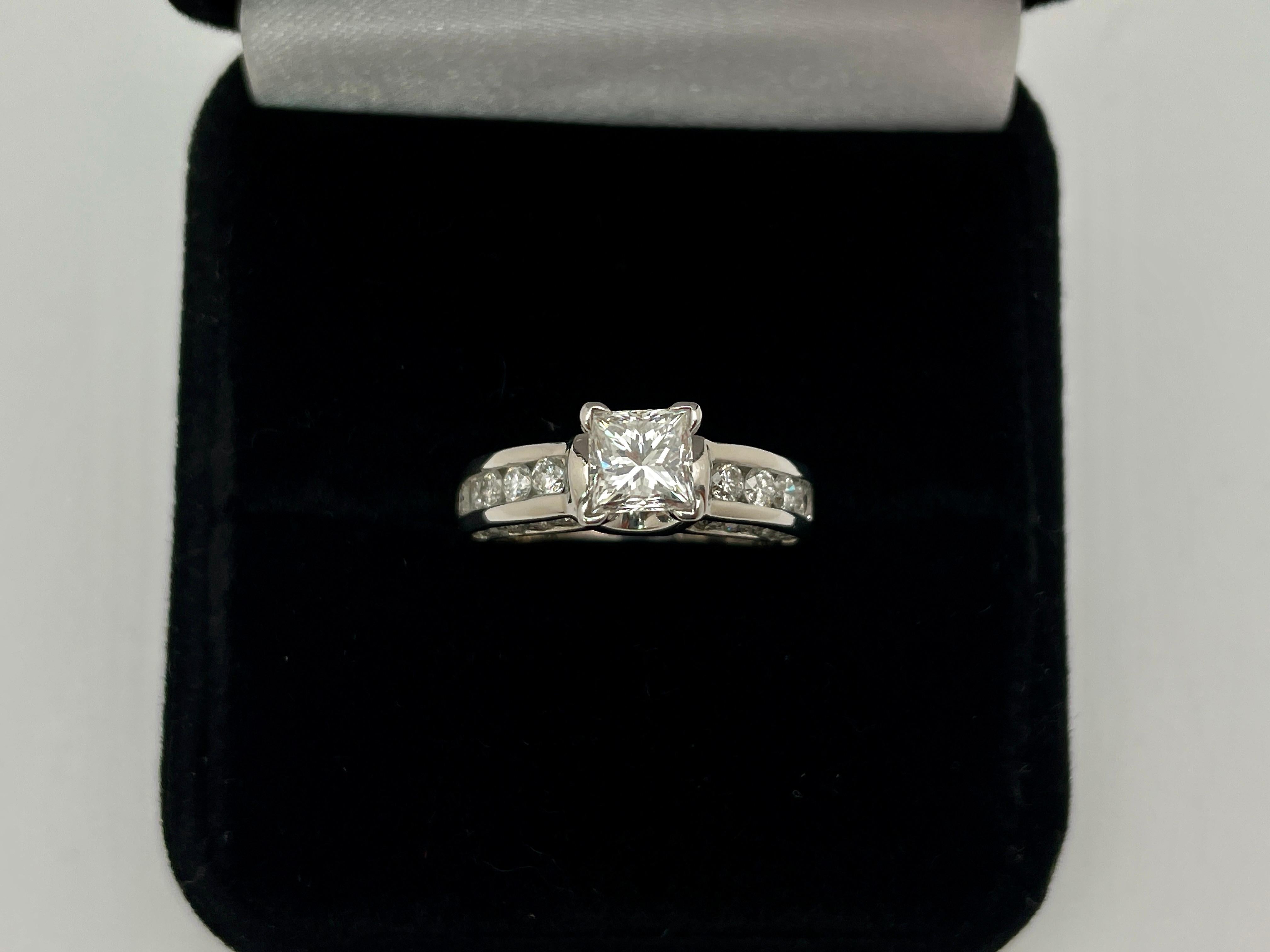Ein original GIA-zertifizierter Verlobungsring aus Platin mit einem Gesamtdiamanten von 2,15 CT. In der Mitte befindet sich ein quadratischer Diamant im modifizierten Brillantschliff mit einem Gewicht von 0,90 CT, Farbe E, Reinheit VVS2. Auf einer