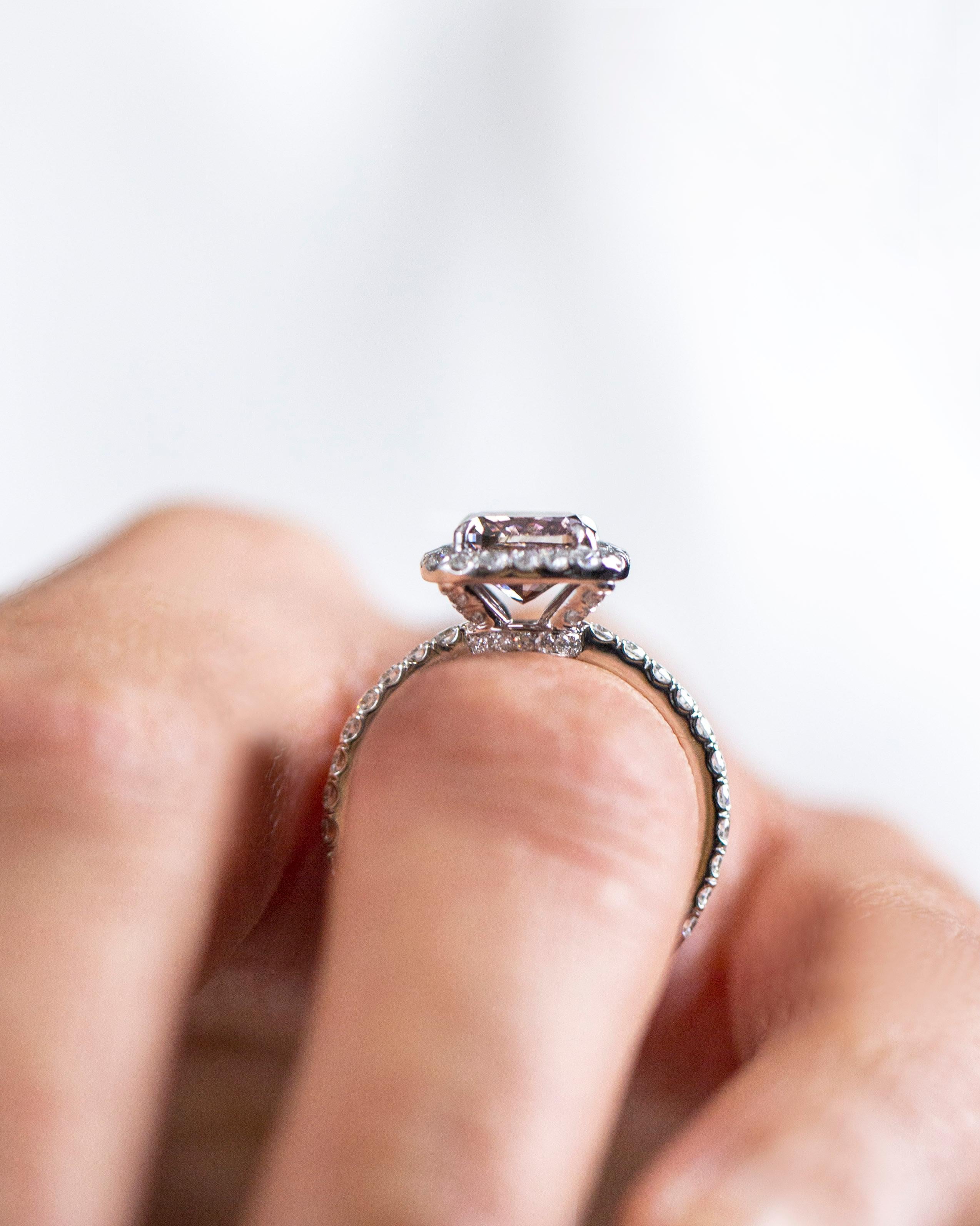 Bague de fiançailles Halo en diamant rose-brun certifié GIA de 2,16 carats taille coussin en vente 1